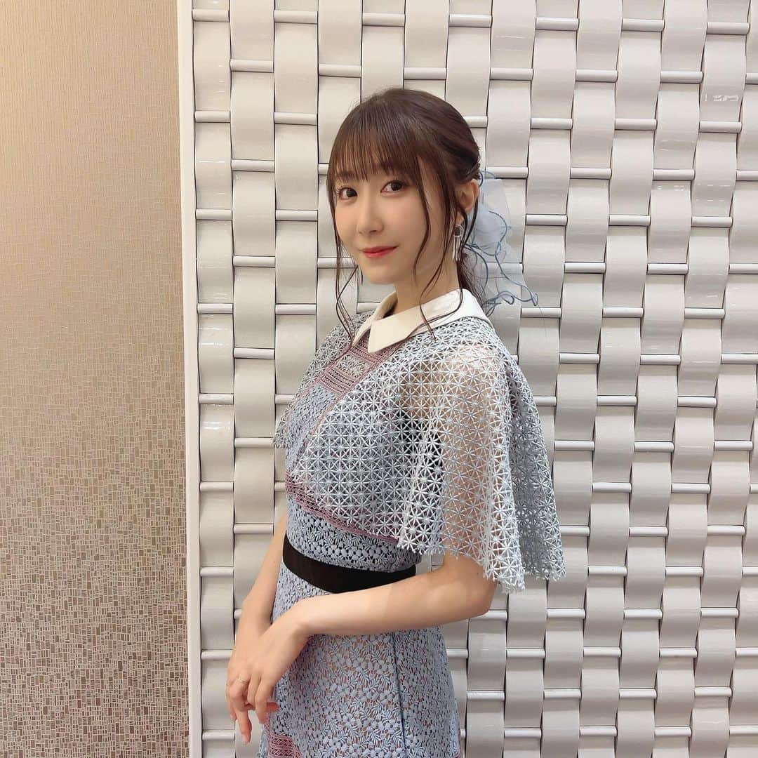 日高里菜さんのインスタグラム写真 - (日高里菜Instagram)「⁑  『ラグナクリムゾン』先行上映会&トークイベント ありがとうございました✨！！  2クール作品ということが発表されました！  そうなんです！スターリア率いる銀装兵団⚔️ めっっちゃくちゃ活躍します！  とにかく全力で、魂込めて、みんなでぶつかりあっています！  作品はハードではございますが アフレコはとても和やかで、それがまた心地良いんだ〜☺️  まだ未発表の銀装兵団の仲間たちも最高で 自慢の団員たちなので楽しみに待っていてください✨  そして土屋李央ちゃんとラジオを担当することも発表されました！  9月30日からの放送と合わせてラジオの応援も よろしくお願いします🙇‍♀️✨  今回の衣装もスターリアみがあってお気に入り！  あと実は！銀剣のピアスをつけてたんだよー！！  #ラグナクリムゾン　 #小林千晃 さん　#村瀬歩 さん　#土屋李央 ちゃん」9月3日 9時45分 - rina_hidaka615