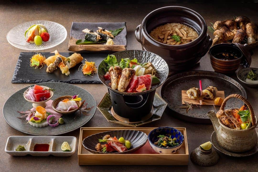 ヒルトン名古屋のインスタグラム：「日本料理「源氏」では、9/7(木)より秋のお品書きへと季節が移ります。  秋の味覚といえば、松茸。 旬を迎えつつある香り高い松茸を、茶碗蒸しや御飯、天ぷらや土瓶蒸しなどさまざまな調理方法で、いち早くお楽しみください。  詳細・ご予約は @hiltonnagoya からご覧いただけます。  #ヒルトン名古屋 #日本料理源氏 #松茸 #まつたけ #マツタケ #秋の味覚 #hiltonnagoya」