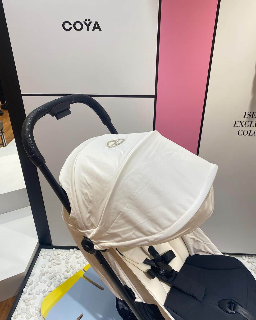 ᴱᴸᵞさんのインスタグラム写真 - (ᴱᴸᵞInstagram)「ㅤㅤㅤ @cybex_japan PLATINUMラインから 新しく出たコンパクトストローラー COŸA (コヤ) のPOPUPへ行ってきたよ。  POPUP初日の昨日お邪魔したんだけど、 6年ぶりの新機種ということもあり、 とても大盛況でした！！😳  全カラー展示されていて試乗も可能。 中でもオフホワイト ローズゴールドフレームは 三越伊勢丹グループ限定カラーなんだとか。 可愛かったなぁ。。🤍 エマもずっとWhite White言ってた🤣 (娘が試乗させて頂いたのは オフホワイト マットブラックフレーム)  数秒で折りたためて、軽量なので ママ一人のお出かけにも良さそう◎ キャリーハンドルがあるの助かる〜 これなら階段ダッシュで駆け上がりできる！ と思っちゃった笑  またシートはフルフラットになるので 長時間のお出かけでも快適に過ごせそうな印象でした👶🏼  ここでは先行発売もされているので ベビーカーの購入を考えている方は ぜひ試乗がてら足を運んでみてね ♡  －－－－－－－－－－－－－－－－－－ CYBEX COŸA POPUP STORE 会期：2023年9月2日(土)～2023年9月12日(火) 会場：伊勢丹新宿店 本館6階 センターパーク/ザ・ステージ＃6 －－－－－－－－－－－－－－－－－－  #CYBEX_PR #CYBEX #COYA #サイベックス #サイベックスコヤ #ベビーカー」9月3日 9時59分 - diary___ely