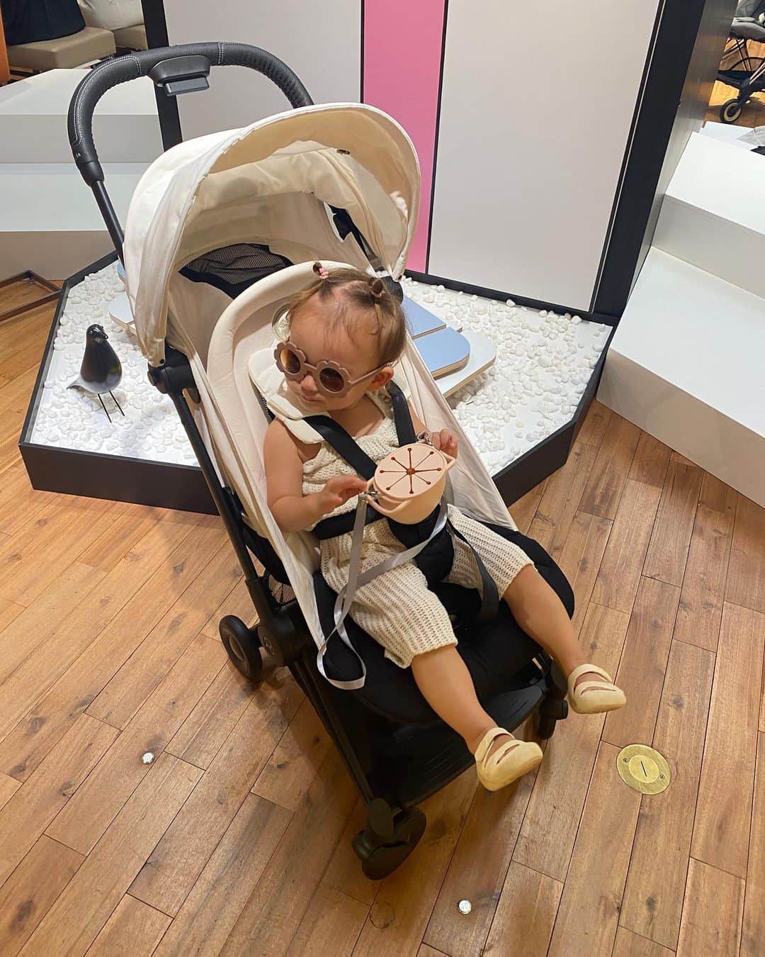 ᴱᴸᵞさんのインスタグラム写真 - (ᴱᴸᵞInstagram)「ㅤㅤㅤ @cybex_japan PLATINUMラインから 新しく出たコンパクトストローラー COŸA (コヤ) のPOPUPへ行ってきたよ。  POPUP初日の昨日お邪魔したんだけど、 6年ぶりの新機種ということもあり、 とても大盛況でした！！😳  全カラー展示されていて試乗も可能。 中でもオフホワイト ローズゴールドフレームは 三越伊勢丹グループ限定カラーなんだとか。 可愛かったなぁ。。🤍 エマもずっとWhite White言ってた🤣 (娘が試乗させて頂いたのは オフホワイト マットブラックフレーム)  数秒で折りたためて、軽量なので ママ一人のお出かけにも良さそう◎ キャリーハンドルがあるの助かる〜 これなら階段ダッシュで駆け上がりできる！ と思っちゃった笑  またシートはフルフラットになるので 長時間のお出かけでも快適に過ごせそうな印象でした👶🏼  ここでは先行発売もされているので ベビーカーの購入を考えている方は ぜひ試乗がてら足を運んでみてね ♡  －－－－－－－－－－－－－－－－－－ CYBEX COŸA POPUP STORE 会期：2023年9月2日(土)～2023年9月12日(火) 会場：伊勢丹新宿店 本館6階 センターパーク/ザ・ステージ＃6 －－－－－－－－－－－－－－－－－－  #CYBEX_PR #CYBEX #COYA #サイベックス #サイベックスコヤ #ベビーカー」9月3日 9時59分 - diary___ely