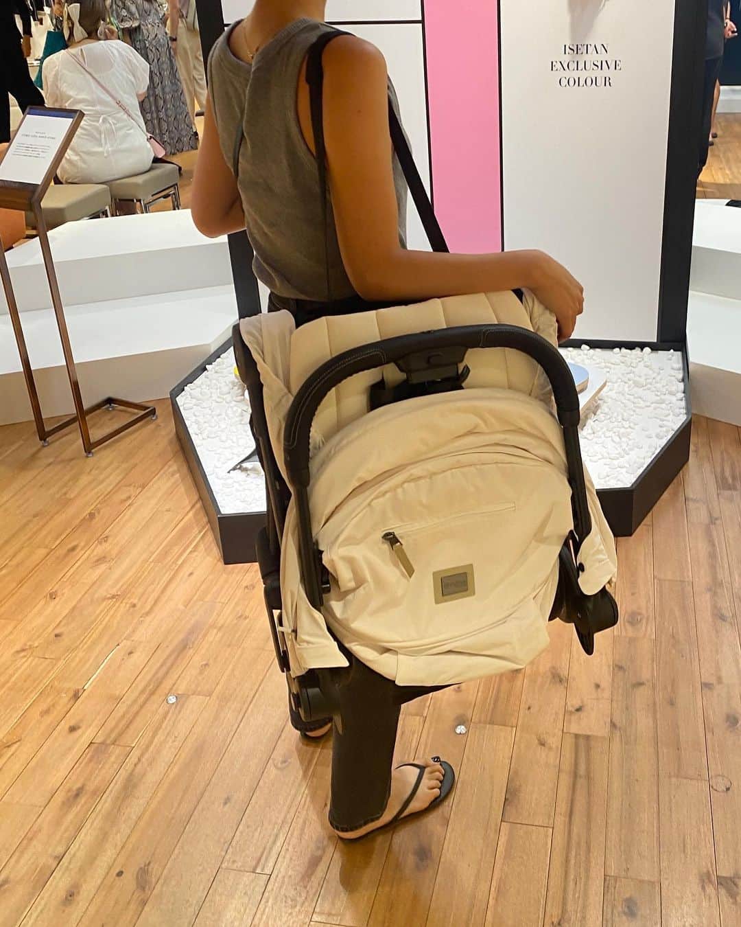 ᴱᴸᵞさんのインスタグラム写真 - (ᴱᴸᵞInstagram)「ㅤㅤㅤ @cybex_japan PLATINUMラインから 新しく出たコンパクトストローラー COŸA (コヤ) のPOPUPへ行ってきたよ。  POPUP初日の昨日お邪魔したんだけど、 6年ぶりの新機種ということもあり、 とても大盛況でした！！😳  全カラー展示されていて試乗も可能。 中でもオフホワイト ローズゴールドフレームは 三越伊勢丹グループ限定カラーなんだとか。 可愛かったなぁ。。🤍 エマもずっとWhite White言ってた🤣 (娘が試乗させて頂いたのは オフホワイト マットブラックフレーム)  数秒で折りたためて、軽量なので ママ一人のお出かけにも良さそう◎ キャリーハンドルがあるの助かる〜 これなら階段ダッシュで駆け上がりできる！ と思っちゃった笑  またシートはフルフラットになるので 長時間のお出かけでも快適に過ごせそうな印象でした👶🏼  ここでは先行発売もされているので ベビーカーの購入を考えている方は ぜひ試乗がてら足を運んでみてね ♡  －－－－－－－－－－－－－－－－－－ CYBEX COŸA POPUP STORE 会期：2023年9月2日(土)～2023年9月12日(火) 会場：伊勢丹新宿店 本館6階 センターパーク/ザ・ステージ＃6 －－－－－－－－－－－－－－－－－－  #CYBEX_PR #CYBEX #COYA #サイベックス #サイベックスコヤ #ベビーカー」9月3日 9時59分 - diary___ely