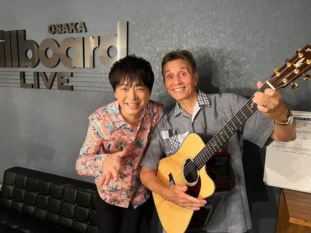 ヒロ寺平のインスタグラム：「Acoustic Guitar Live  たった6本の弦を変幻自在に操り万華鏡の音を紡ぐギタリスト押尾コータロー。  昨夜ビルボードライブ大阪で行われた彼のライブに出かけた。 満杯のファンに囲まれその一人一人と会話をするかのように彼のギターは踊った。 いつものリズミックな曲に加え、静かに聴かせるメロディアスな曲もなかなかに沁みた。  楽屋挨拶でこっそりギターを持ち帰ろうとしたが、これは失敗した。  残念だった。  #押尾コータロー #ヒロ寺平 #ヒロT」