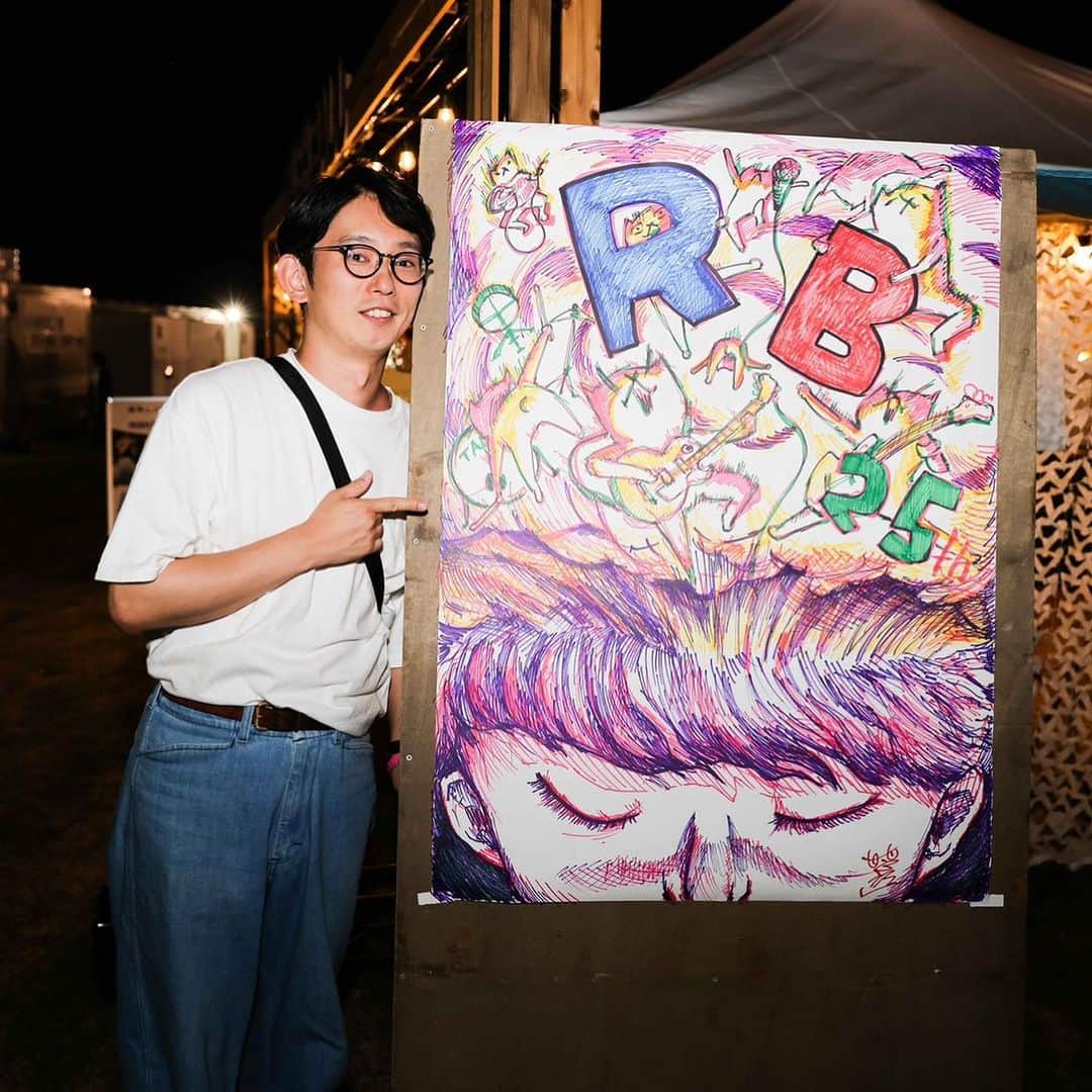 のインスタグラム：「超久しぶりのRUSH BALL、お邪魔してきました！ しかしながら、着いたらでかいキャンバスが鎮座しており、、  え、嘘だろ。  主催の力竹さんに「なんか描いて」と言われた結果がこちらです。よく頑張ったよね？笑  とは言いつつ、音聞きながら描くの楽しかった！これすらも懐かしい。また会場でやらせてもらいたいです。  そして、そのあとはフェスを堪能。気になってた梅田サイファーも見れたし（写真もありがとうございます）、ラジオにゲスト来てくれたCody・Lee（李）も楽しめました。もちろんフォーリミ、オーラル、テナーなどなど他のアーティストも！  懐かしいメンツにも沢山会えたので、ホント嬉しい1日でした！ やっぱ直接会うって全然違う。 本当にありがとうございました。  大阪やっぱすきだなー。 また来たい！  #rushball  #25周年おめでとうございます」