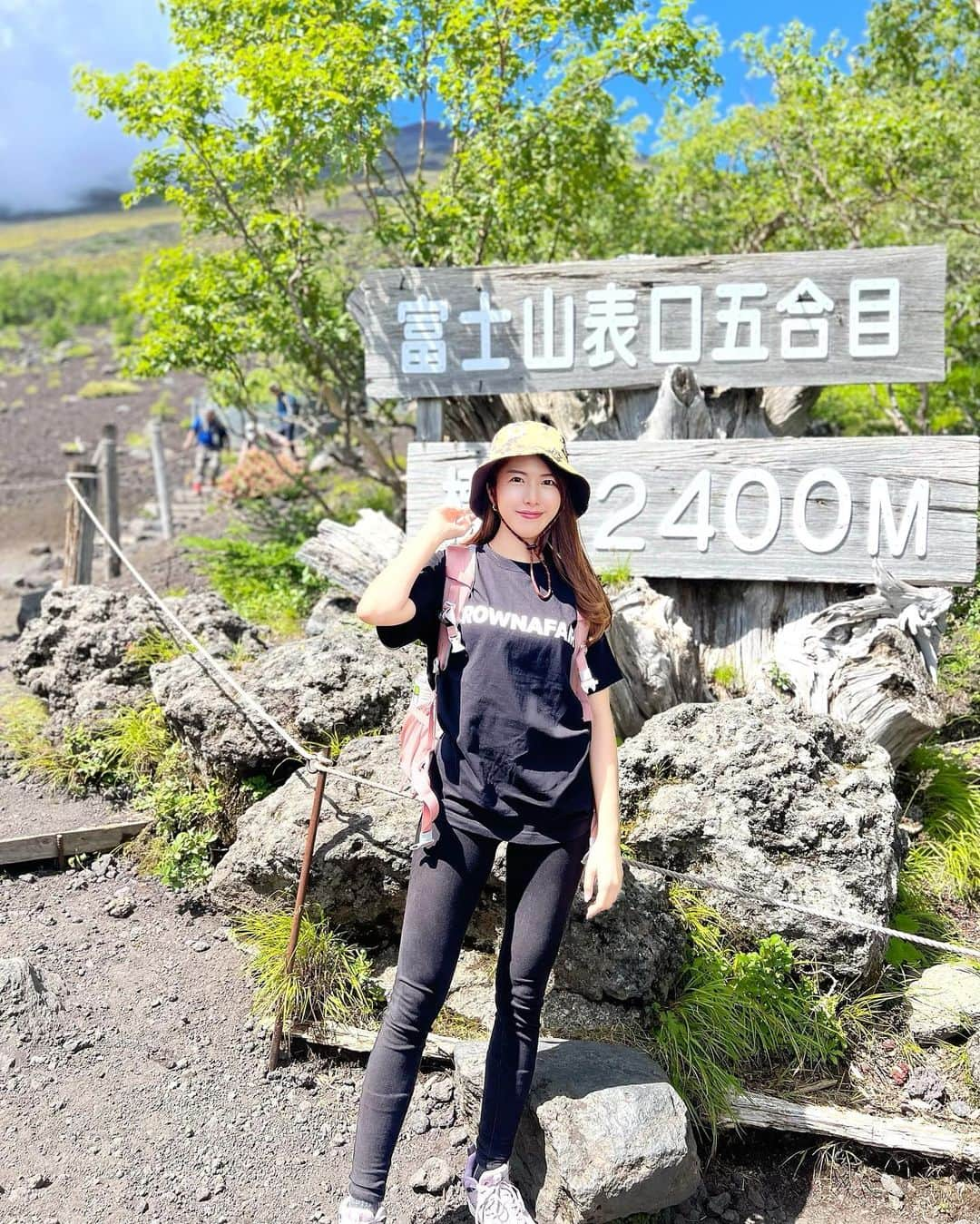 武田奈津美さんのインスタグラム写真 - (武田奈津美Instagram)「* 日本で生まれたからには 一度は経験してみたかった富士登山🗻  初めてのちゃんとした登山でした！ 山用の靴とリュックとストック買って🔥 富士宮口から登りました◎  途中天気悪すぎて心折れ気味になりながらも 黙々と岩場を歩き続け行き5時間で 9.5合目山小屋へ🛖 早朝1時間山頂目指して歩いて合計6時間！ 無事綺麗な日の出が見れました🌅  初めて味わう景色と感動だったなぁ🥹 この瞬間晴れてくれて本当に良かった🥹  帰りは4時間、足が棒になりながらも無事下山🗻 素敵な人生経験でした！ もっと色々と経験したいと思った 今年の夏の一番の思い出🌻  #富士山 #富士登山 #登山 #山 #山ガール #日の出 #山登り #登山女子 #ゴルフ女子 #mtfuji #japan」9月3日 9時54分 - _natsumitakeda_