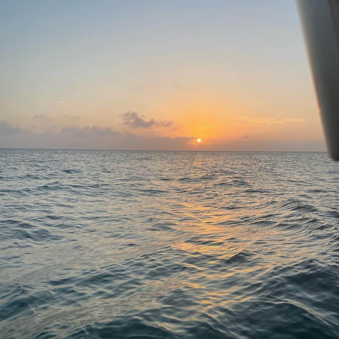 佐野友妃子さんのインスタグラム写真 - (佐野友妃子Instagram)「Sunset time🌅🛥️🤍  #宮古島#夕日#sunset#sunsettime #sunsetcolors#sunsetcruising#sunsetcruise」9月3日 9時56分 - yukikosano1111