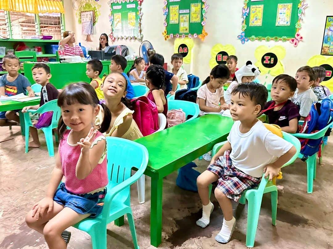 村方乃々佳のインスタグラム：「ののちゃん、フィリピンの幼稚園に潜入🇵🇭🌟 一緒に歌ったり踊ったりしました🎶  #村方乃々佳 #ののちゃん #ののかちゃん #ののちゃんねる #nonokamurakata #노노카 #NONOCHAN #夏休み　 #フィリピン旅行 #セブ島」