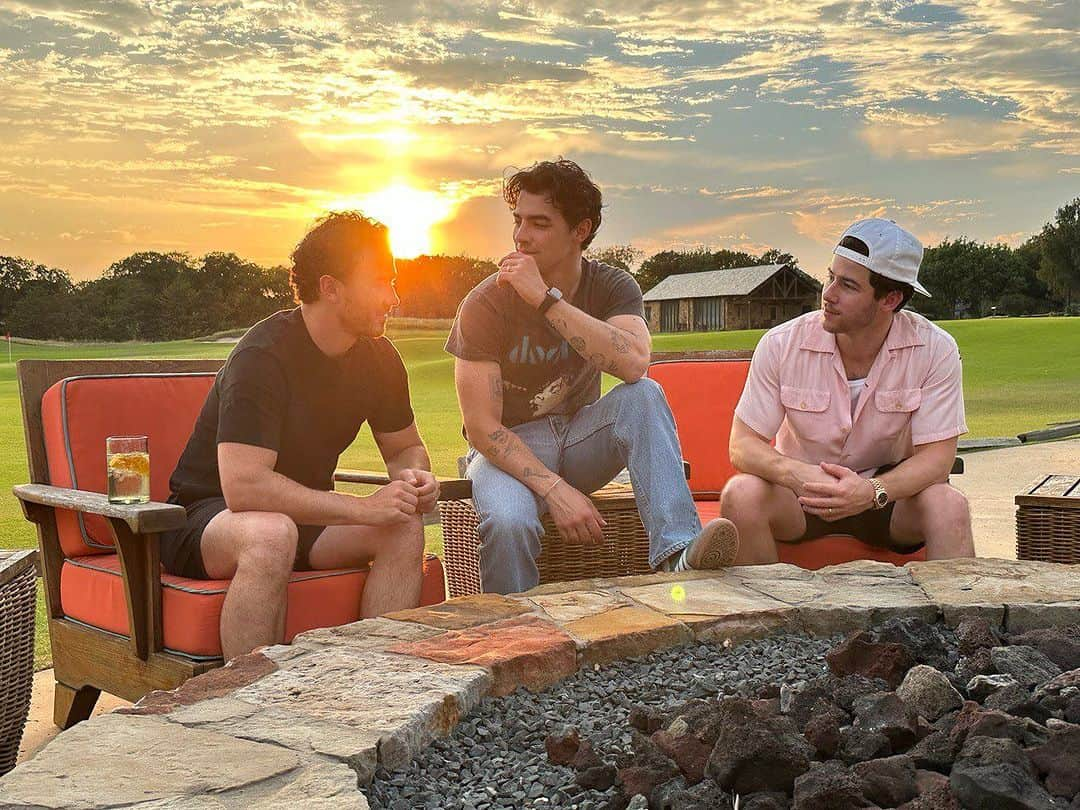 ニック・ジョナスのインスタグラム：「Happy Labor Day weekend everyone. This tour has be incredible so far! Having a little family time in the Texas sunset tonight before a big Austin show tomorrow 🤘」