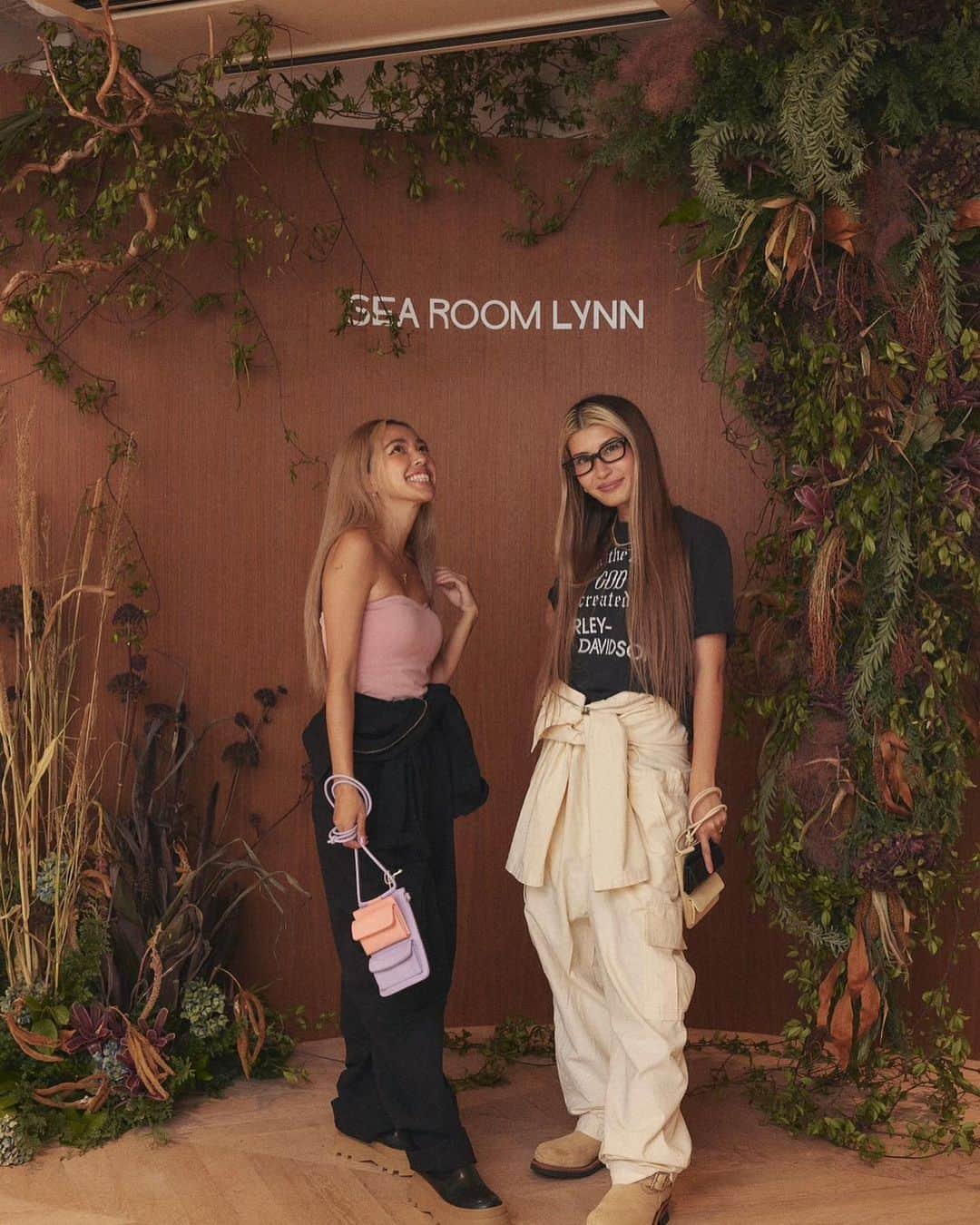 ユミ さんのインスタグラム写真 - (ユミ Instagram)「@march16m との Exhibition week👏🏼🪩💕 @searoomlynn_official の 秋冬可愛かったな〜🥹💗🤎  おしゃれでhappyな空間に、 素敵な皆様との軽快なトーク💗🤣😂 楽しい時間をありがとうございました〜👏🏼🥰🤍  特にお気に入りだったのは、 ブルーのもこもこフリンジニットと オールインワンの全身💗🔖✨ バッグとブーツも全部可愛かった〜💜👜🥾  帰りにノベルティのニットのカラーで 悩もうとした0.5秒後に、 バービーピンク一択のおふた方、 嬉しかったし楽しかったな〜🩷😂💗🎀  @chiku_y34 @narumi_obama   『これでしょ😚🩷』 『あなたが着ないで誰が着る👏🏼😍💕』 と激推ししてくれて、迷わず決定🎀🫶🏼 嬉しい楽しいhappyでした👏🏼🥹😂🩷  ナツ終わっちゃうけど 秋冬が一気に楽しみになった一日でした〜🥰💌💌」9月3日 10時04分 - yuminchu1029