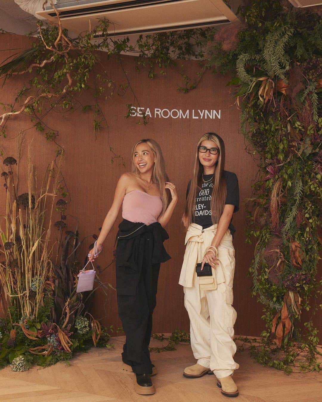 ユミ さんのインスタグラム写真 - (ユミ Instagram)「@march16m との Exhibition week👏🏼🪩💕 @searoomlynn_official の 秋冬可愛かったな〜🥹💗🤎  おしゃれでhappyな空間に、 素敵な皆様との軽快なトーク💗🤣😂 楽しい時間をありがとうございました〜👏🏼🥰🤍  特にお気に入りだったのは、 ブルーのもこもこフリンジニットと オールインワンの全身💗🔖✨ バッグとブーツも全部可愛かった〜💜👜🥾  帰りにノベルティのニットのカラーで 悩もうとした0.5秒後に、 バービーピンク一択のおふた方、 嬉しかったし楽しかったな〜🩷😂💗🎀  @chiku_y34 @narumi_obama   『これでしょ😚🩷』 『あなたが着ないで誰が着る👏🏼😍💕』 と激推ししてくれて、迷わず決定🎀🫶🏼 嬉しい楽しいhappyでした👏🏼🥹😂🩷  ナツ終わっちゃうけど 秋冬が一気に楽しみになった一日でした〜🥰💌💌」9月3日 10時04分 - yuminchu1029