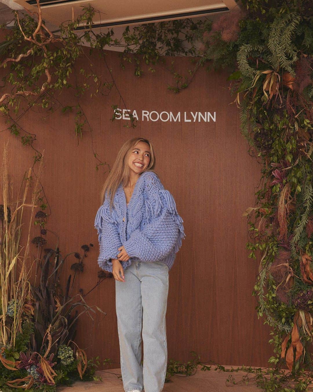ユミ さんのインスタグラム写真 - (ユミ Instagram)「@march16m との Exhibition week👏🏼🪩💕 @searoomlynn_official の 秋冬可愛かったな〜🥹💗🤎  おしゃれでhappyな空間に、 素敵な皆様との軽快なトーク💗🤣😂 楽しい時間をありがとうございました〜👏🏼🥰🤍  特にお気に入りだったのは、 ブルーのもこもこフリンジニットと オールインワンの全身💗🔖✨ バッグとブーツも全部可愛かった〜💜👜🥾  帰りにノベルティのニットのカラーで 悩もうとした0.5秒後に、 バービーピンク一択のおふた方、 嬉しかったし楽しかったな〜🩷😂💗🎀  @chiku_y34 @narumi_obama   『これでしょ😚🩷』 『あなたが着ないで誰が着る👏🏼😍💕』 と激推ししてくれて、迷わず決定🎀🫶🏼 嬉しい楽しいhappyでした👏🏼🥹😂🩷  ナツ終わっちゃうけど 秋冬が一気に楽しみになった一日でした〜🥰💌💌」9月3日 10時04分 - yuminchu1029