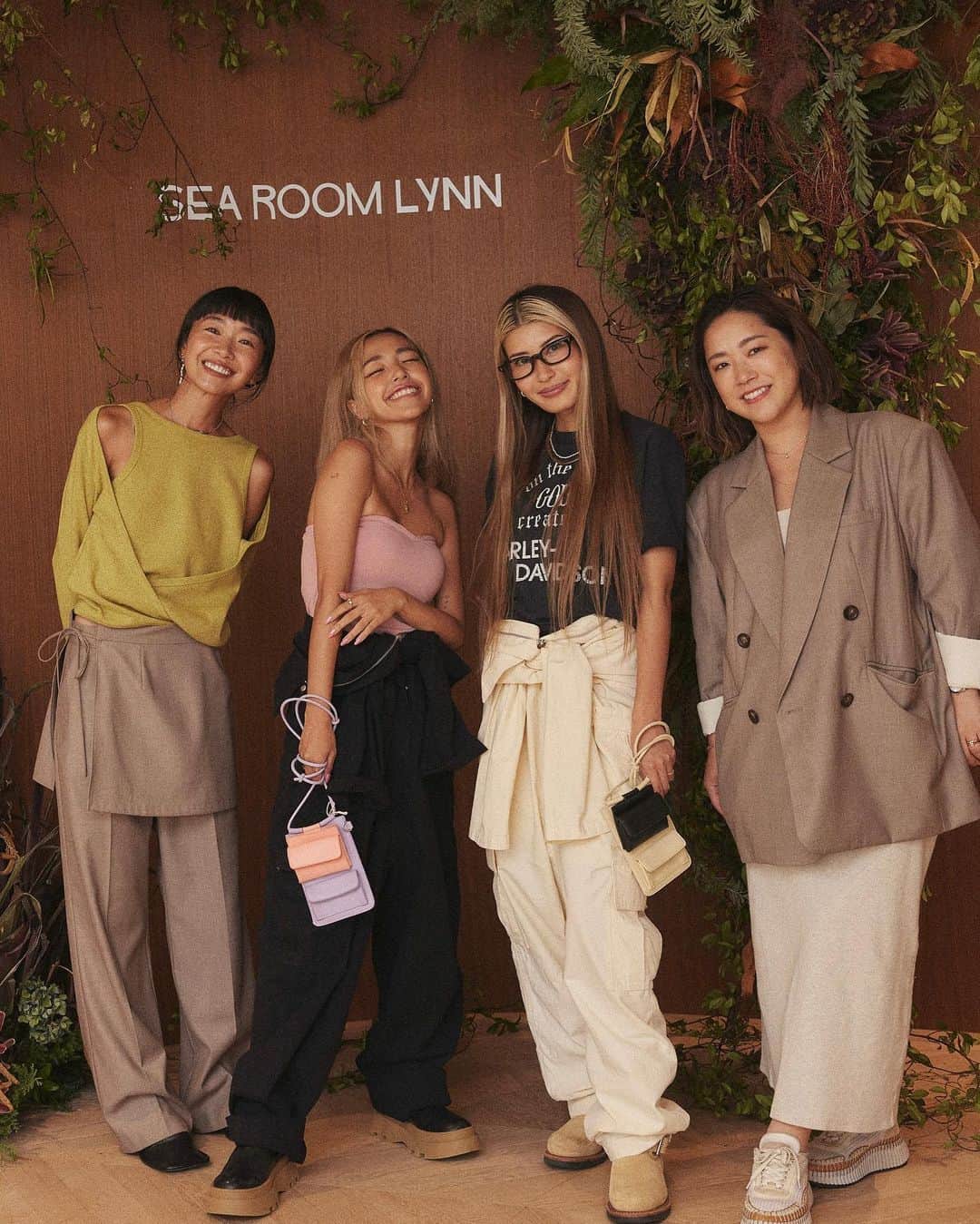 ユミ さんのインスタグラム写真 - (ユミ Instagram)「@march16m との Exhibition week👏🏼🪩💕 @searoomlynn_official の 秋冬可愛かったな〜🥹💗🤎  おしゃれでhappyな空間に、 素敵な皆様との軽快なトーク💗🤣😂 楽しい時間をありがとうございました〜👏🏼🥰🤍  特にお気に入りだったのは、 ブルーのもこもこフリンジニットと オールインワンの全身💗🔖✨ バッグとブーツも全部可愛かった〜💜👜🥾  帰りにノベルティのニットのカラーで 悩もうとした0.5秒後に、 バービーピンク一択のおふた方、 嬉しかったし楽しかったな〜🩷😂💗🎀  @chiku_y34 @narumi_obama   『これでしょ😚🩷』 『あなたが着ないで誰が着る👏🏼😍💕』 と激推ししてくれて、迷わず決定🎀🫶🏼 嬉しい楽しいhappyでした👏🏼🥹😂🩷  ナツ終わっちゃうけど 秋冬が一気に楽しみになった一日でした〜🥰💌💌」9月3日 10時04分 - yuminchu1029