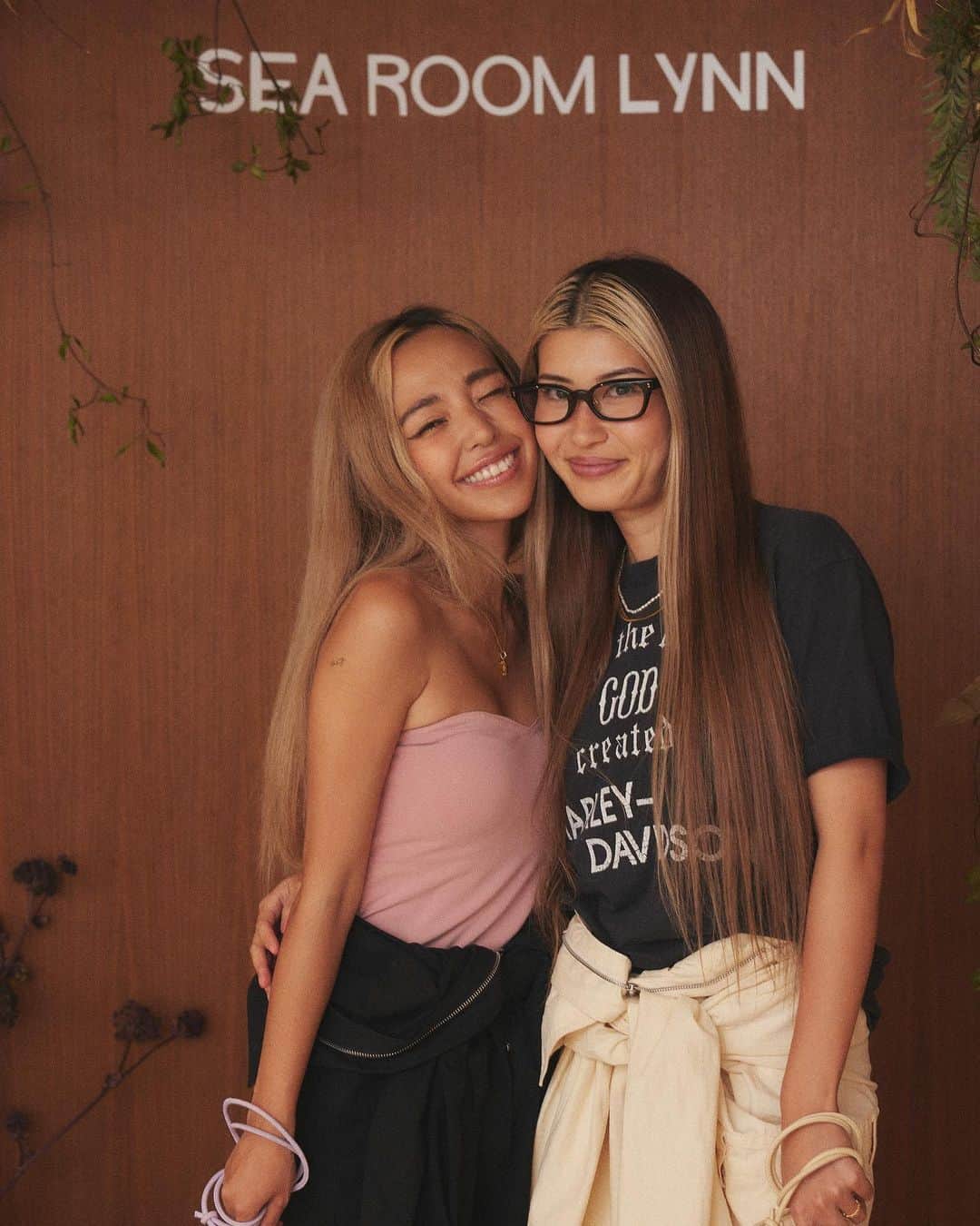 ユミ さんのインスタグラム写真 - (ユミ Instagram)「@march16m との Exhibition week👏🏼🪩💕 @searoomlynn_official の 秋冬可愛かったな〜🥹💗🤎  おしゃれでhappyな空間に、 素敵な皆様との軽快なトーク💗🤣😂 楽しい時間をありがとうございました〜👏🏼🥰🤍  特にお気に入りだったのは、 ブルーのもこもこフリンジニットと オールインワンの全身💗🔖✨ バッグとブーツも全部可愛かった〜💜👜🥾  帰りにノベルティのニットのカラーで 悩もうとした0.5秒後に、 バービーピンク一択のおふた方、 嬉しかったし楽しかったな〜🩷😂💗🎀  @chiku_y34 @narumi_obama   『これでしょ😚🩷』 『あなたが着ないで誰が着る👏🏼😍💕』 と激推ししてくれて、迷わず決定🎀🫶🏼 嬉しい楽しいhappyでした👏🏼🥹😂🩷  ナツ終わっちゃうけど 秋冬が一気に楽しみになった一日でした〜🥰💌💌」9月3日 10時04分 - yuminchu1029