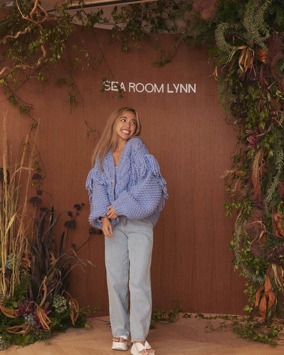 ユミ さんのインスタグラム写真 - (ユミ Instagram)「@march16m との Exhibition week👏🏼🪩💕 @searoomlynn_official の 秋冬可愛かったな〜🥹💗🤎  おしゃれでhappyな空間に、 素敵な皆様との軽快なトーク💗🤣😂 楽しい時間をありがとうございました〜👏🏼🥰🤍  特にお気に入りだったのは、 ブルーのもこもこフリンジニットと オールインワンの全身💗🔖✨ バッグとブーツも全部可愛かった〜💜👜🥾  帰りにノベルティのニットのカラーで 悩もうとした0.5秒後に、 バービーピンク一択のおふた方、 嬉しかったし楽しかったな〜🩷😂💗🎀  @chiku_y34 @narumi_obama   『これでしょ😚🩷』 『あなたが着ないで誰が着る👏🏼😍💕』 と激推ししてくれて、迷わず決定🎀🫶🏼 嬉しい楽しいhappyでした👏🏼🥹😂🩷  ナツ終わっちゃうけど 秋冬が一気に楽しみになった一日でした〜🥰💌💌」9月3日 10時04分 - yuminchu1029