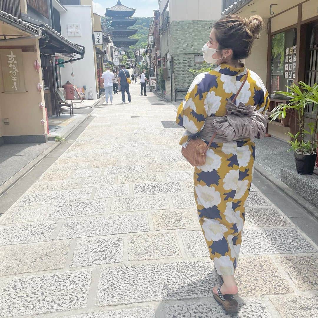 のインスタグラム：「浴衣レンタル3300円！♡！ 店内全浴衣が対象です🫶🏻 選び放題🌼🌼 . 今期の新作たくさん入荷いたしました＊  . . ご来店心よりお待ちしております✳︎ . . .  当面のあいだ、下記のとおり営業時間を変更いたします。  【営業時間　9:00〜19:00 ※最終返却時間18:30】  ※営業時間変更のため、翌日返却は無料にて対応いたします。  また、予約の有無により、営業終了時間が早まる場合があります。ご了承ください。  . . . . 祇園 八阪神社 高台寺 安井神社【安井金毘羅宮】清水寺 八坂の塔等観光地へのアクセス抜群！ . 📞075-531-5525 . .  #着物レンタル  #レンタル着物  #くるん  #京都観光  #京都着物レンタル  #夏祭り #花火大会 #浴衣 #浴衣レンタル #浴衣ヘアアレンジ」