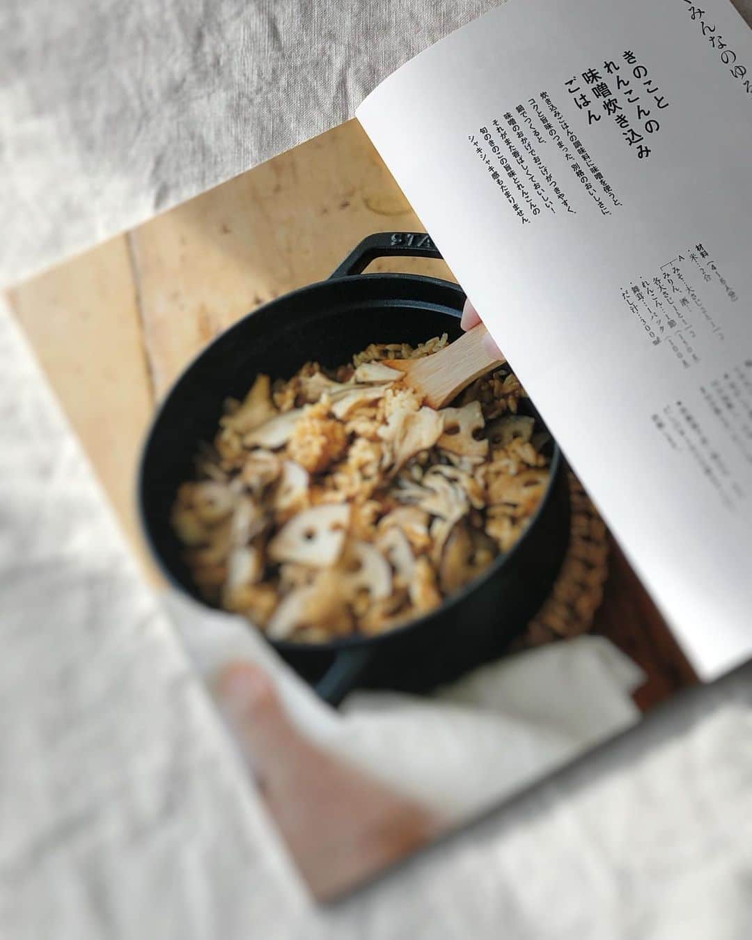 榎本美沙さんのインスタグラム写真 - (榎本美沙Instagram)「. クレヨンハウスの雑誌『クーヨン』10月号、 ゆる発酵レシピを掲載いただいています！ . そして、まさかの表紙の表紙に息子を載せていただきました！ ありがとうございます！ . レシピの方は、「忙しくてもできる、ゆる発酵ごはん」をたっぷりご紹介しました。 (離乳食ではなく、大人ごはんです) . . クーヨンは育児のこと、社会のこと、 しっかりと詳しく載っていて、 とても参考になりました。 . 10月号は腸活ごはんに加えて、 コンポストの特集も。 ご興味ある方はよろしければ手に取ってみていただけたらうれしいです。 . クレヨンハウスのお店は自然派の食品がたくさんあり、以前から伺っていましたし、(授乳室をお借りしたことも！) 表参道時代、私も子どもの頃よく連れて行ってもらったそうで、 なんだか感慨深いです。 . ありがとうございます！ . @crayonhouse_photos @cooyon_iine_editors  #クレヨンハウス #ゆる発酵 #発酵 #腸活 #腸活レシピ #発酵食品」9月3日 10時34分 - misa_enomoto