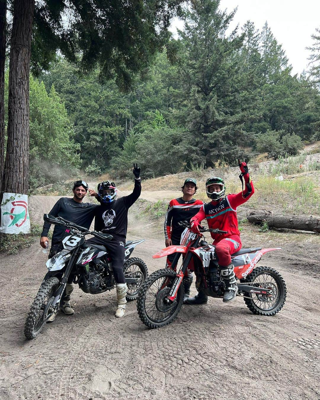 アレックス・ソルジェンテのインスタグラム：「Through the trees at the swanpound #motos」