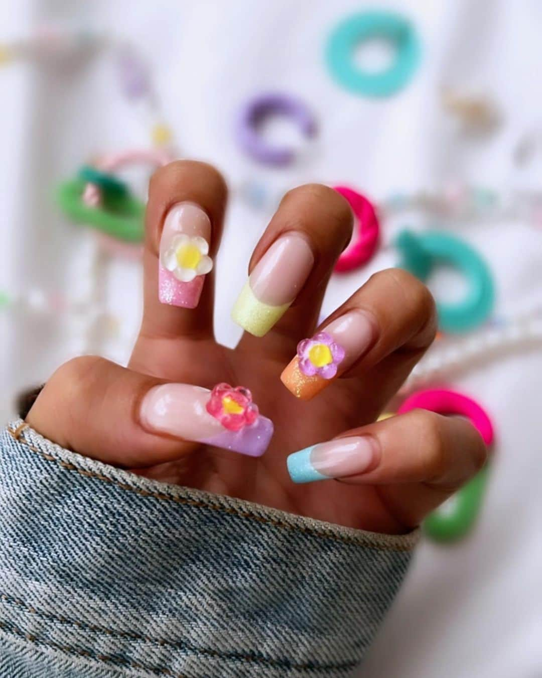 ゆん（並木優奈）さんのインスタグラム写真 - (ゆん（並木優奈）Instagram)「newnails🌼🩷  新作のお花パーツ可愛い〜 めっちゃお気に入り💅🏽 ▷ @lapis_aoi   フットは白×ラメでシンプル♡ ▷ @lapis_haruka   有難うございました🩵  #newnails#lapis」9月3日 10時43分 - yunaaaaa.x