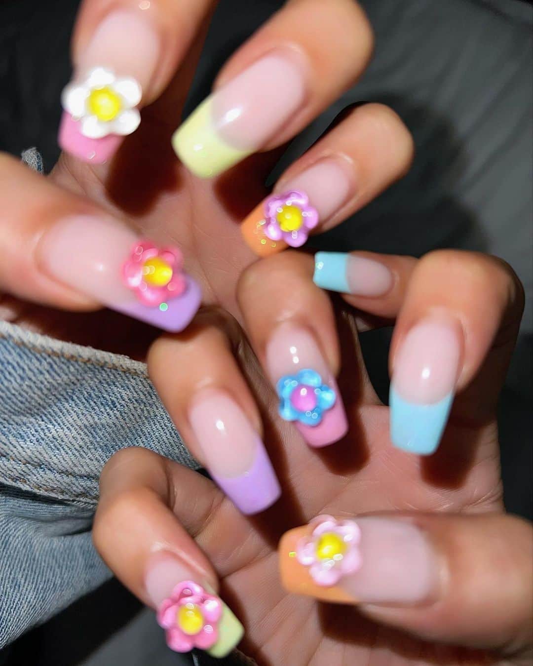ゆん（並木優奈）のインスタグラム：「newnails🌼🩷  新作のお花パーツ可愛い〜 めっちゃお気に入り💅🏽 ▷ @lapis_aoi   フットは白×ラメでシンプル♡ ▷ @lapis_haruka   有難うございました🩵  #newnails#lapis」