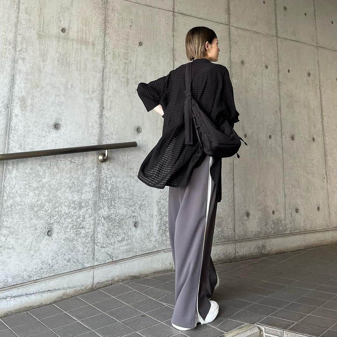 MATSUIRIHOさんのインスタグラム写真 - (MATSUIRIHOInstagram)「150cm 今日の服。  何気に全部新調したアイテムで 気分上がってます。 (この顔でも一応😶笑)  tops： @plst_official  pants： @hellam_official  bag： @lemaire_official  shoes： @oao_footwear   #150cmコーデ #低身長コーデ #hellam #plst #lemaire #lemairebag #oao #plstコーデ #スニーカーコーデ #大人カジュアル #カジュアルコーデ #シンプルコーデ #大人ファッション #ボブヘア #ぱっつん前髪 #ぱっつんボブ #ミニボブ」9月3日 10時37分 - rihoo914