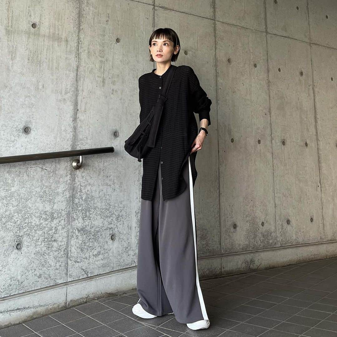 MATSUIRIHOさんのインスタグラム写真 - (MATSUIRIHOInstagram)「150cm 今日の服。  何気に全部新調したアイテムで 気分上がってます。 (この顔でも一応😶笑)  tops： @plst_official  pants： @hellam_official  bag： @lemaire_official  shoes： @oao_footwear   #150cmコーデ #低身長コーデ #hellam #plst #lemaire #lemairebag #oao #plstコーデ #スニーカーコーデ #大人カジュアル #カジュアルコーデ #シンプルコーデ #大人ファッション #ボブヘア #ぱっつん前髪 #ぱっつんボブ #ミニボブ」9月3日 10時37分 - rihoo914