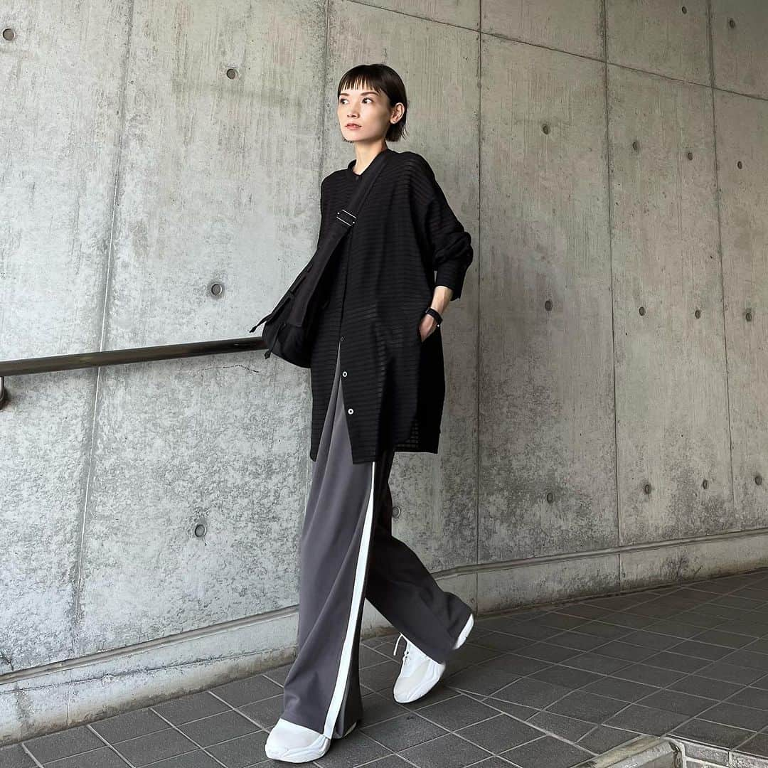 MATSUIRIHOさんのインスタグラム写真 - (MATSUIRIHOInstagram)「150cm 今日の服。  何気に全部新調したアイテムで 気分上がってます。 (この顔でも一応😶笑)  tops： @plst_official  pants： @hellam_official  bag： @lemaire_official  shoes： @oao_footwear   #150cmコーデ #低身長コーデ #hellam #plst #lemaire #lemairebag #oao #plstコーデ #スニーカーコーデ #大人カジュアル #カジュアルコーデ #シンプルコーデ #大人ファッション #ボブヘア #ぱっつん前髪 #ぱっつんボブ #ミニボブ」9月3日 10時37分 - rihoo914