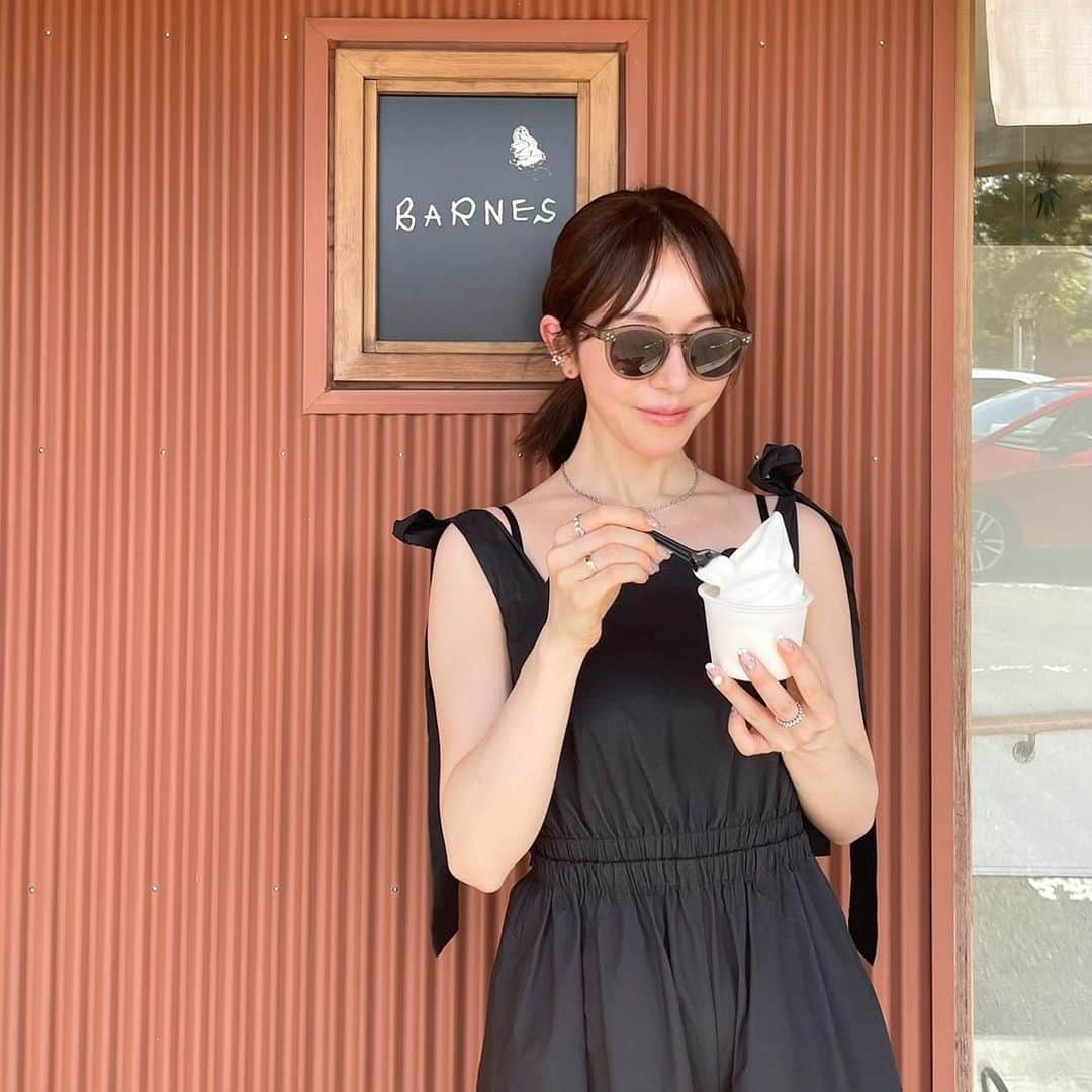 エリーのインスタグラム：「エリーの夏休みin北海道 vol.2  フォロワーさんからのオススメが多かった回転寿司の 根室はなまるさんに行こうと開店前に行ったら、 すでに75組待ちで、、2〜3時間待ちそうな勢いだったので 断念しました。(回転寿司は郊外の店舗の方が良さそう。夏休みだったから多かったのもあると思うけど)  大丸の中のすし善さんでお昼ご飯を食べて(美味しかった😍)  ゆーだいさんオススメの #barnes のソフトクリームを食べに🍦  もう美味しすぎて。なめらかすぎて。初めての舌触り！ 唯一無二な感じ。機会あったら食べにいってみてください🍦  そのあとは楽しみにしてた @iitenkida0510 ファームさんへ。  もう、最高の環境。 いるだけで綺麗になれそうな所でした♡  ホーリーバジルの畑、本当に綺麗で。 ホーリーバジルはアーユルヴェーダで5000年の歴史がある メディカルハーブ。免疫力上がるらしいってことで 私も毎日飲んでたんですが、畑を見て色んなお話し聞いて 間違いないなと思えました🌿♡   @murakami_mark_organic で買えるので ぜひチェックしてみてね🫶🏻  ガラにもなくジャンプしてみたけど全然飛べてなくて ごめんなさいw  そのあとまた近くのミルキーベルってところで ソフトクリームを食べ(食べすぎ)  フォロワーさんおすすめの #iori の味噌ラーメンを食べに🍜  やっぱり北海道来たら味噌ラーメンですよね。 ちぢれ麺最高ですね。  ラーメンは他にもたくさん行きたいところがあったので 次回リベンジしたいと思います。  3日間色々と連れてってくれた @allorganic_athlete ありがとうー！  #北海道旅行」