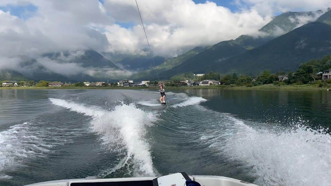 小林由未子のインスタグラム：「ウェイクボーーーード🏄 この日の目標は 波を超えて右往左往すること(言い方ダサい。笑) まだまだ初心者🔰  #右往左往すること #スラロームと言います  #ウェイクボード」