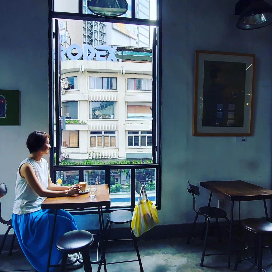 島本美由紀さんのインスタグラム写真 - (島本美由紀Instagram)「朝ごはんを食べたら ザ・ワークショップコーヒーで ひとり時間を満喫❤️ これも私のホーチミン旅の定番✨ 大好きすぎるカフェたから、 何時間でもいれる😆  #ザワークショップコーヒー  #旅する料理研究家  #ホーチミンのおすすめカフェ  #島本美由紀  #さくっとホーチミン」9月3日 10時47分 - miyuki_shimamoto