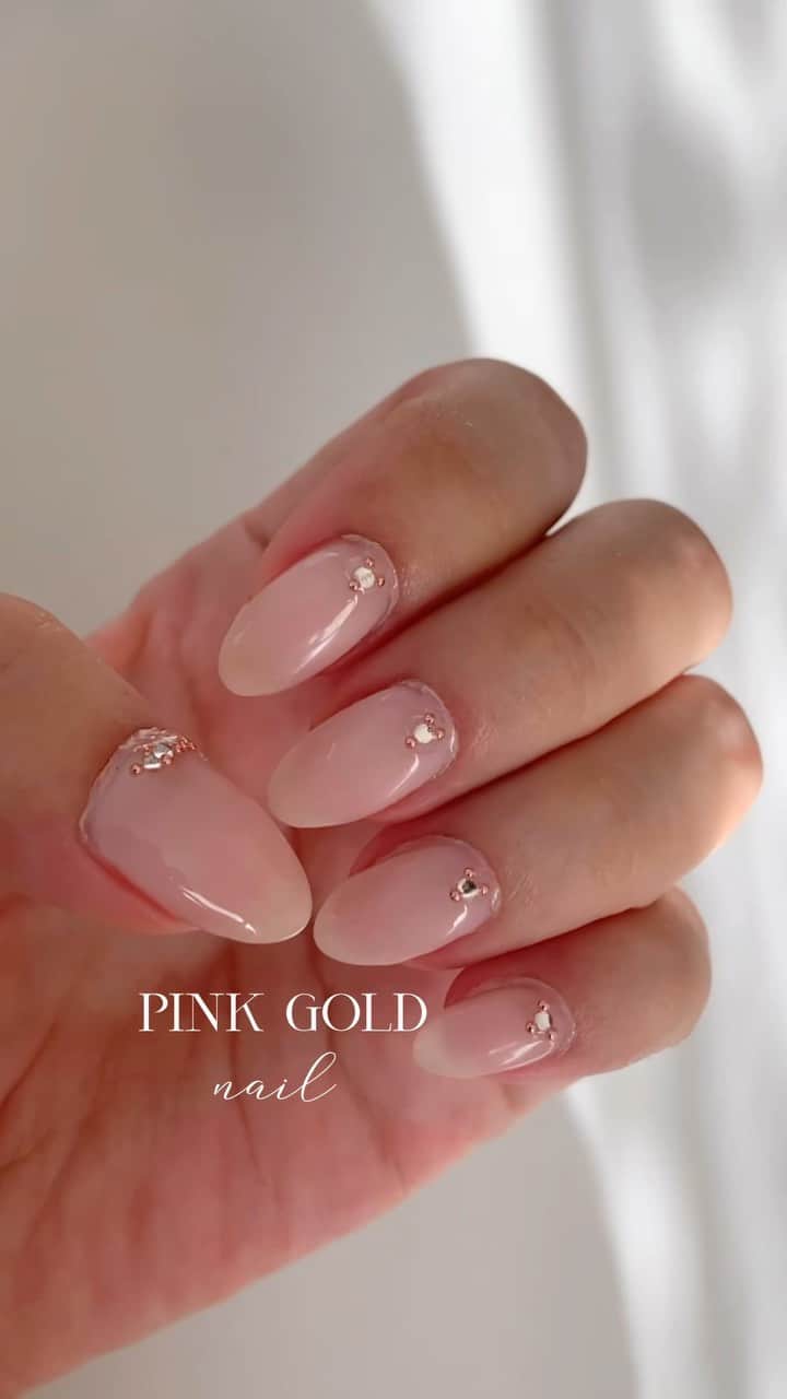 中田絵里奈のインスタグラム：「. new nail .｡.*☆ ピンクゴールドのパーツを楽天で 買ってみたので付けてみたけど 手がプルプルしました🫣 . でもゴールドより柔らかさが出てお気に入り♡ . #セルフジェルネイル #ジェルネイル #ピンクゴールドネイル」