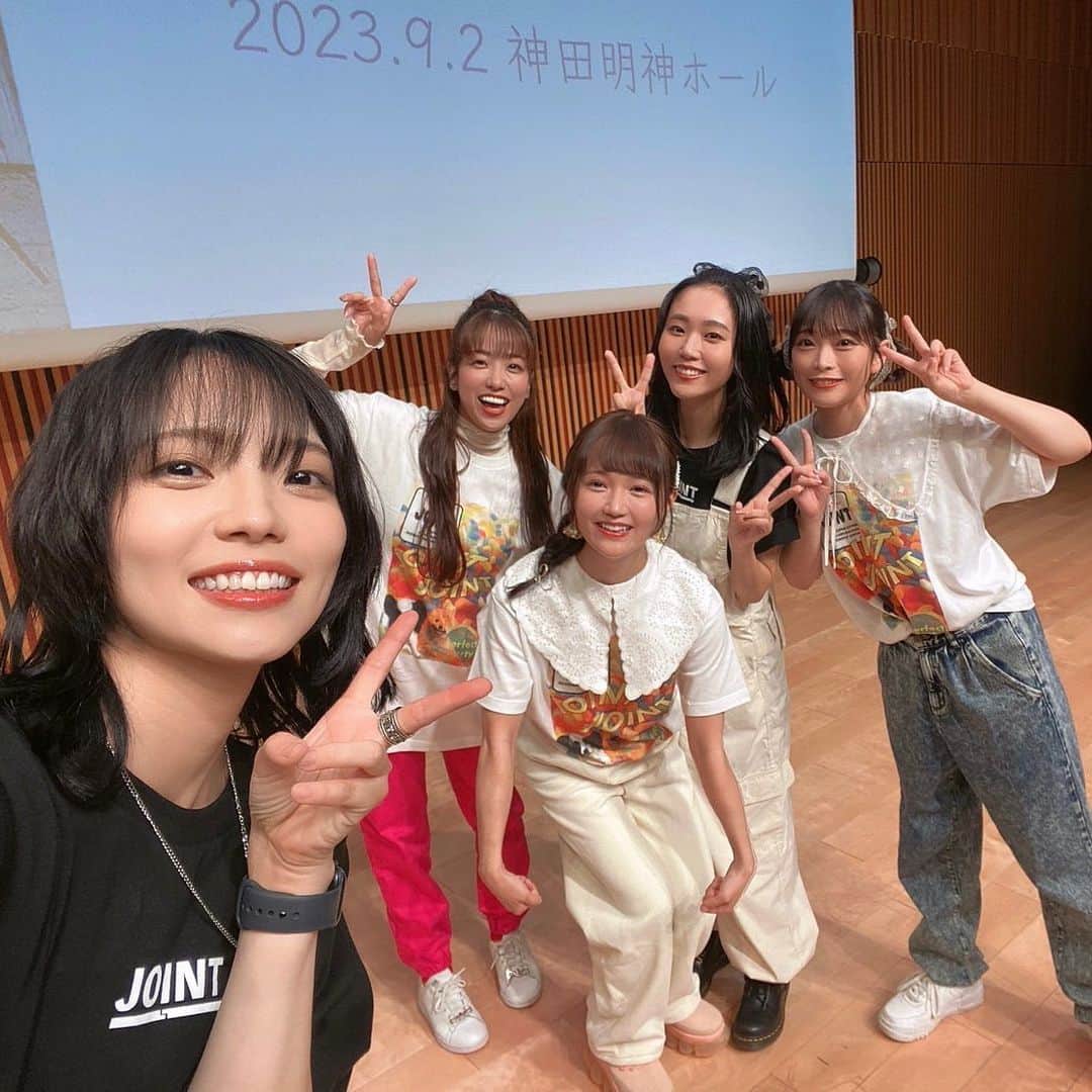 富田麻帆さんのインスタグラム写真 - (富田麻帆Instagram)「#まほチャンネル × #てる仮 合同イベント『JOINT』第1部🐥 参加してくれた皆様、配信で見てくれた皆様、ありがとうございました！ 笑うことは心の栄養だと思っています！皆様に栄養届きましたかね？笑  第1部はまほチャンネル主導ということでゲームをやったり、いつもながらのエチュードにクイズ要素を盛り込んでみたりでお届けしました！ ゲストに 尾崎由香ちゃん @ozapure15  門山葉子ちゃん @yokokadoyama  小山百代ちゃん @koyamamomoyo_official  をお迎えしてお届け✨✨✨  ゲームは、出されたお題に対して5人の答えを揃えましょう！というもの。  もうお腹が痛くなるぐらい笑いました！ 全員の答えを揃えにいくはずが、ぴゅあちゃん(尾崎由香ちゃん)の神がかった(?)回答に、他の4人がぴゅあちゃんの思考を読むゲームに.....！笑  そしてエチュード。 今回は1人1つ制約を設けて、その制約をお互い隠したままエチュードをして、終了してから何の制約があったかを当てるというもの。  こんな制約引いて欲しいな〜を見事に引いてくれて、みんな神がかってました✨✨✨  言葉だけではなかなか伝わらないので、是非配信で見てほしいっ！ きっと声を出して笑えると思います！  配信はコチラ↓ https://live.nicovideo.jp/watch/lv342622347  イベント楽しかったな〜✨ この余韻で1年は笑えそうです！笑 楽しい時間を一緒に過ごしてくれた皆様、ありがとうございました！ またイベントがある際は、是非参加して下さいね♡  #富田麻帆 #生田輝 #尾崎由香 #門山葉子 #小山百代 #まほてる合同」9月3日 10時47分 - maho_tomita6261