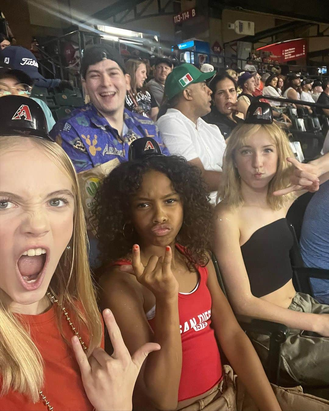 サニー・ペラントさんのインスタグラム写真 - (サニー・ペラントInstagram)「@dbacks game with my besties!  Best time everrrrrr! ❤️ #dbacks #besties #baseball」9月3日 10時50分 - sunniepelant