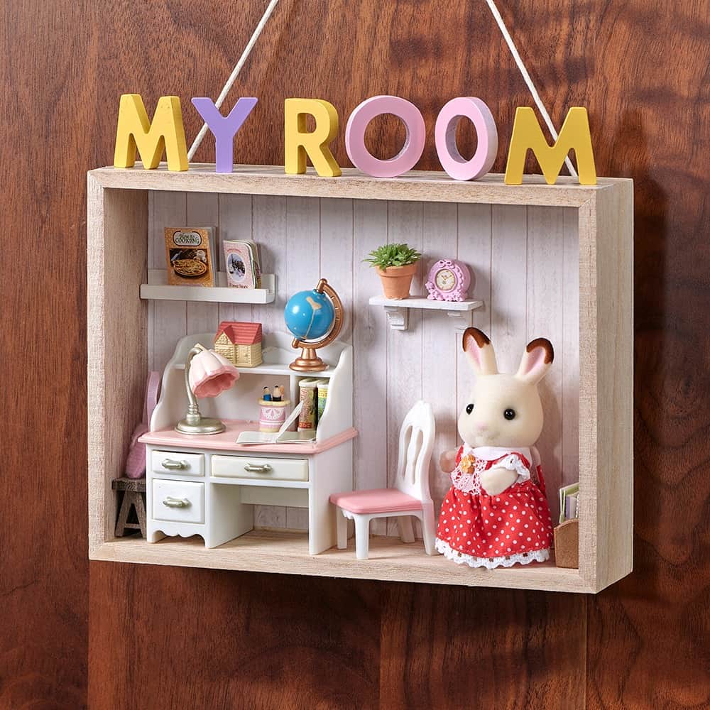 シルバニアファミリー【公式】 さんのインスタグラム写真 - (シルバニアファミリー【公式】 Instagram)「小さなボックスにシルバニアファミリーのお人形や小物を飾って、ドアプレートにしてみました🚪  好きなお人形と家具を使って、自分のお部屋を再現してみるのも楽しいですよ✨  みなさんもぜひチャレンジしてくださいね🎵  #シルバニアファミリー #シルバニア #sylvanianfamilies #calicocritters #sylvanian #ドールハウス #dollhouse #ミニチュア #miniature #かわいい #可愛い #cute #癒し #癒される #kawaii #ドアプレート #お部屋 #シルバニアインテリア #インテリア #いつもそばにいるよ #DIY」9月3日 11時00分 - sylvanianfamilies_jp