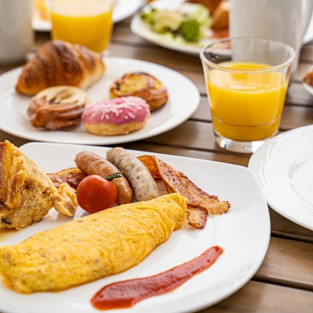Hilton Tokyo Odaiba ヒルトン東京お台場のインスタグラム：「新鮮なメニューが揃ったヒルトンブレックファストは、一日の始まりを美味しさと満足感で満たしてくれます。 ホテルステイの醍醐味でもある朝のひとときを、心ゆくまでお楽しみください🍳🍊  Kick off your morning at Hilton Tokyo Odaiba with a delectable array of fresh breakfast to elevate the start of your day!  #ヒルトン東京お台場 #hiltontokyoodaiba」
