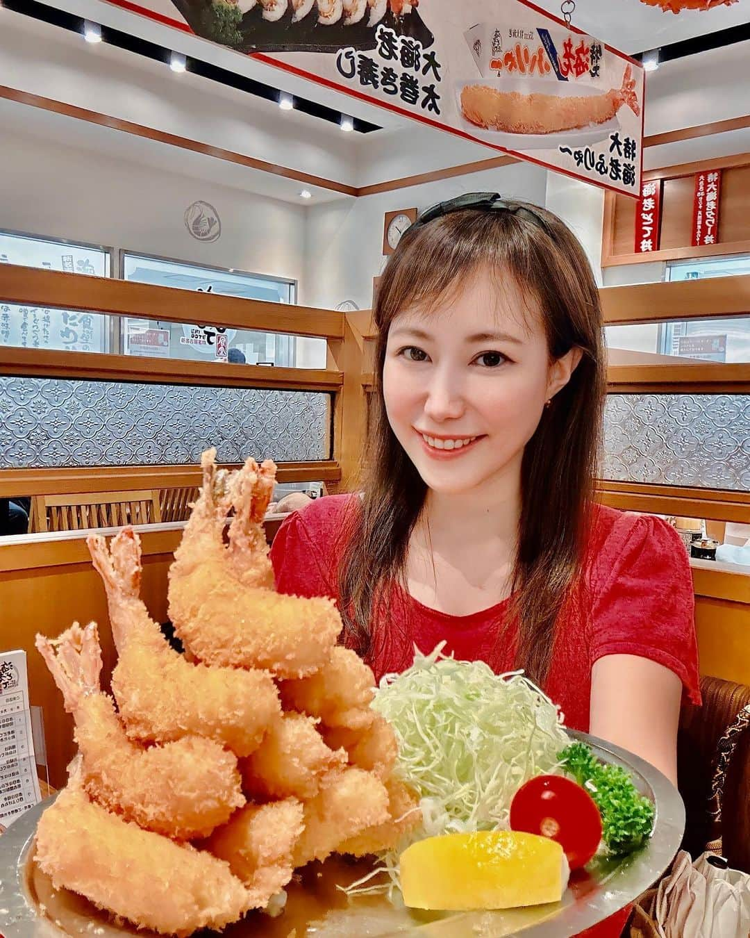 イトウジュン（タイ料理研究家）のインスタグラム：「名古屋に行った時のレポ 名古屋といえば‼️ エビフライ🍤🍤🍤 念願の✨名古屋駅からすぐESCA内にある【海老どて食堂】へ行けました 念願の特大エビフライが色々あるお店です 今回私が食べたものは ★10本 城盛り定食　1980円 に 土手ソースのタレを追加✨ 10本のレギュラーサイズのエビフライを食べるのに、タルタルソースだけではもったいない❗️と思い、土手ソースとウスターソースでも食べてみました😊  土手ソースは卓上で加熱しながらとき卵をゆっくりいれて火を止めます。まろやかになる美味しさ😋  元々揚げ物やフライ🍟が大好き❤なのでもちろんぺろり😋  タルタルソースもマヨネーズが重くなくて卵感あり🥚で美味しかったです  たかこさんが食べたもの ★海老どて丼　1680円 こちらはどて煮とエビフライ2本、温泉卵の丼でした🍤  次回は特大サイズを食べたいと思います✨✨  #なごやめし #エビフライ  #海老どて食堂  #名古屋esca  #名古屋駅  #名古屋駅グルメ #名古屋グルメ #大食い女子  #タルタルソース #マヨラー #名古屋観光  #特大エビフライ #特大サイズ  #食レポ」