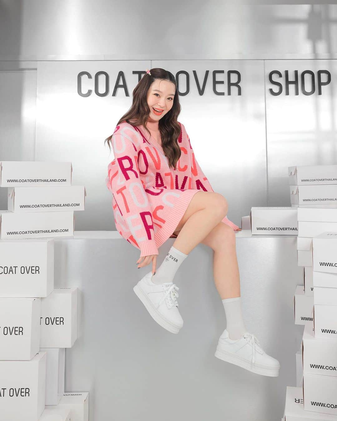 マーイ＝ナパサシ スラワンのインスタグラム：「มาแจกความสดใสยามเช้าคับ 🐰💖 @coatover  COAT OVER SNEAKERS รองเท้าผ้าใบรุ่นใหม่ล่าสุดจาก @coatover ใส่สบายนุ่มๆ พร้อมเสริมส้นให้ดูสูงขึ้น ดีไชน์เรียบสวยให้แต่งตัวได้ง่ายแมตซ์ได้ทุกลุค  #COATOVERSNEAKERS  #COATOVERSNEAKERS2023 #COATOVER」