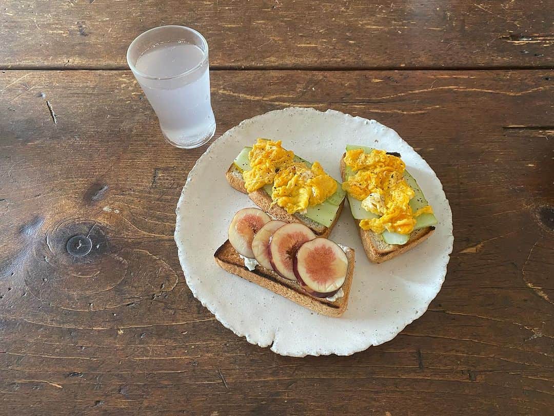 青山有紀さんのインスタグラム写真 - (青山有紀Instagram)「朝ごはんはだいたいいつもあおやの酵素シロップと紅葉さんの和紅茶🫖あれば季節のフルーツも朝に食べる。 @aoyakyoto  イチジクは奈良の自然栽培のもの。ただいま酵素シロップとしてもすくすく育っております❤️  この日は慌ててお出かけだったのでランチ用にささっとパン焼いてきゅうりと卵、クリームチーズとイチジクと蜂蜜乗せ。ぶどう酵素シロップ水割りも美味しかった〜🍇💜」9月3日 11時08分 - yukiaoya