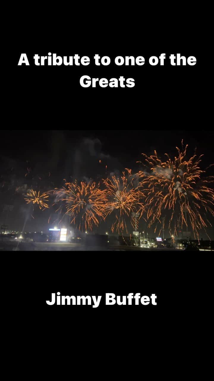 ジェイムズ・バーバーのインスタグラム：「Fireworks tonight and a tribute to the late great @jimmybuffett」