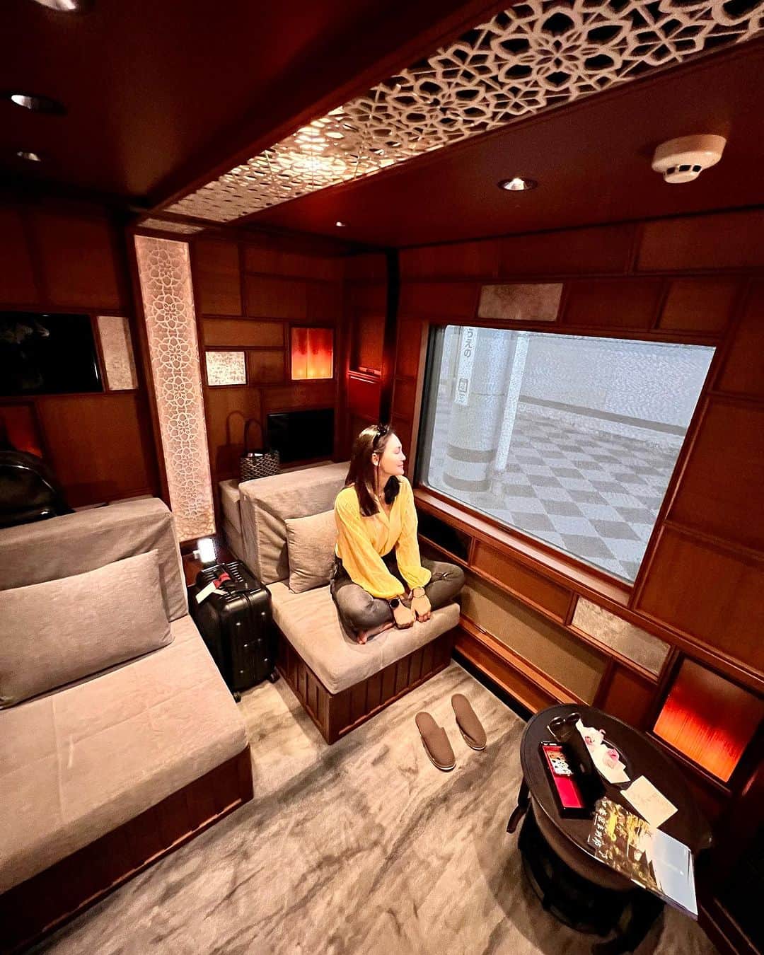 ルナ・マヤさんのインスタグラム写真 - (ルナ・マヤInstagram)「"All aboard the Shikishima Suites train – where every moment is a masterpiece of luxury and discovery. Thank you @japanprivatetour @afra.ray for organising 🚄🌄   #ShikishimaAdventures #LuxuryTravel #FirstTime #traveladdict #travelinspiration   Bag from @authenticlux.update」9月3日 11時28分 - lunamaya