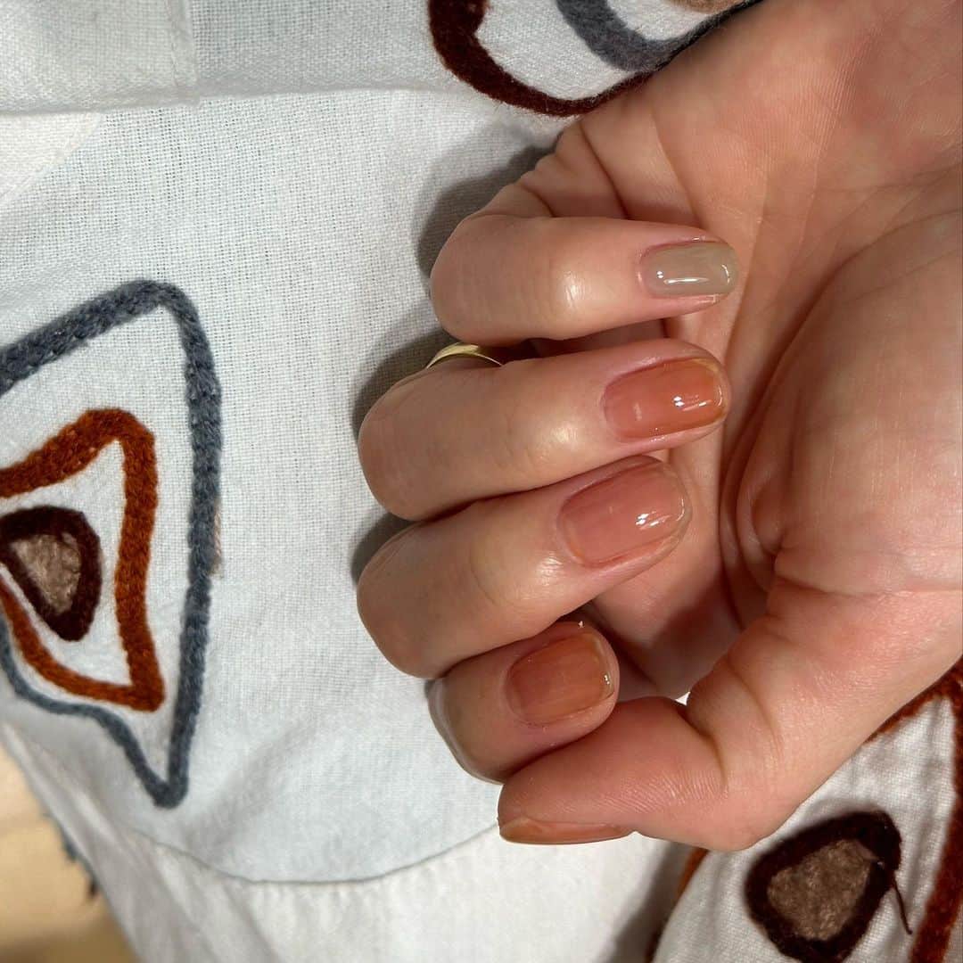 関根祥子さんのインスタグラム写真 - (関根祥子Instagram)「my nail  塗ってるんだかぬってないんだかわからないぐらいのオレンジ茶色。 この色だーいすき🩵  #mojonail.」9月3日 11時28分 - mojonail_shokosekine