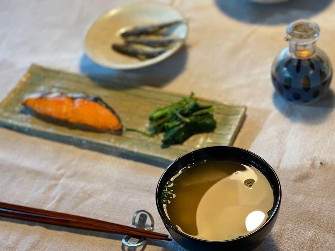 三浦瑠麗のインスタグラム：「シンプル朝ごはん。焼き鮭、蕪と木綿豆腐と田舎味噌のおみおつけ、ほうれん草おひたし、稚鮎揚げ。これにちびさんはしらすごはん。」