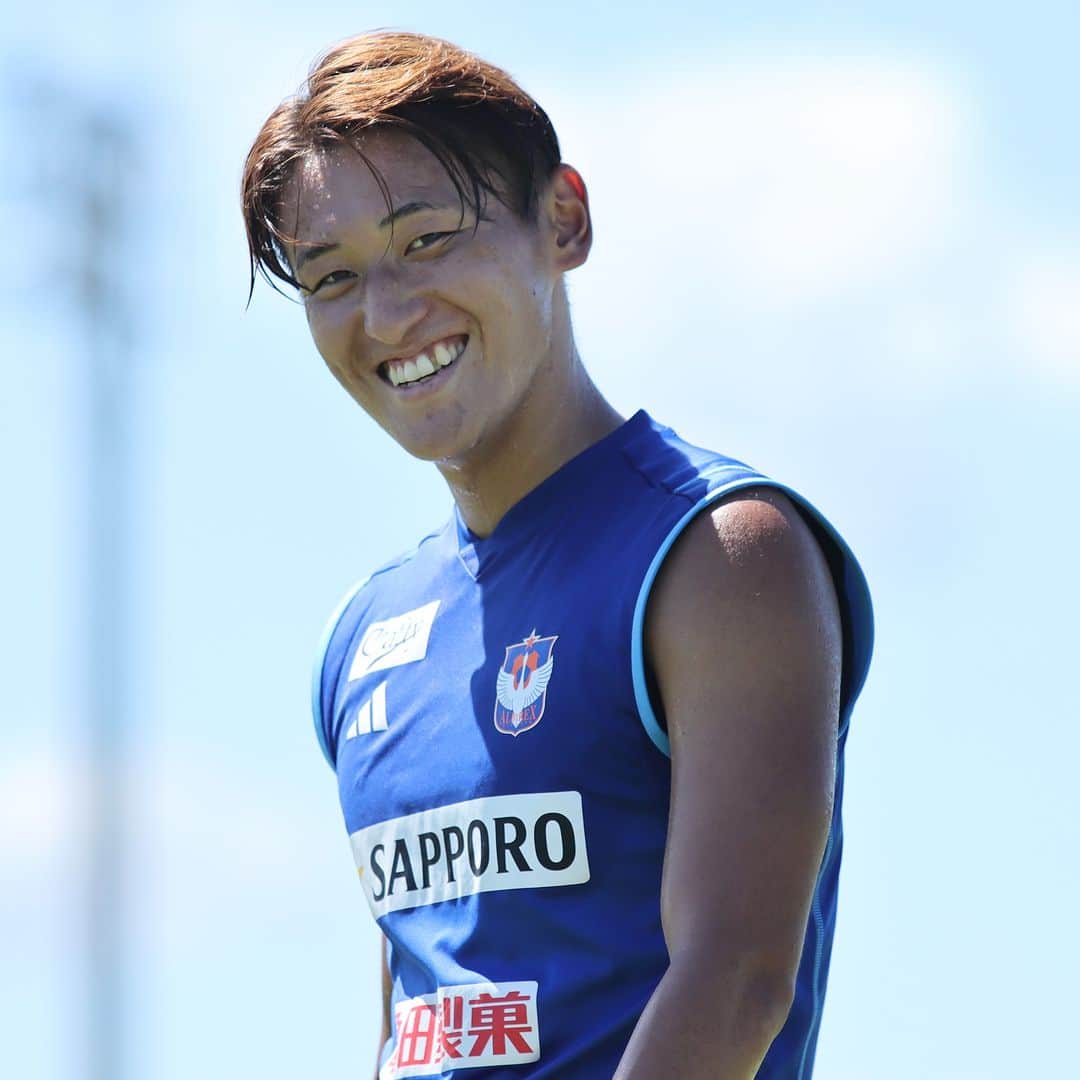 アルビレックス新潟のインスタグラム：「選手の練習風景をお届け❣ 今日の一人目は#秋山裕紀選手✌ キラキラスマイルが素敵💕 何枚目の秋山選手が好きですか❓ #albirex #アルビレックス新潟」