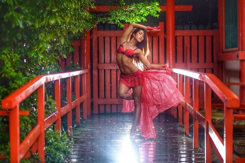 舘林佳史のインスタグラム：「ショーダンサー💃村上奈月✨   誰でも物語の主人公になれるをキャッチコピーに ドラマや映画の物語のワンシーンの様なDramaticStoryPhotと言う名前で活動作品作りをしています。  大好評のドラマティックフォトのご依頼はこのクオリティーで30000円〜(ほぼ諸経費)で受け賜わっています)^o^(   素敵な作品を一緒に作りたい！コラボレーションしたい 美容師・メイクアップアーティストさん ・服飾デザイナーさんクリエイターさんも随時募集中です✨  お姫様になりたい👸物語の主人公になってみませんか^ ^⁉︎  たった一枚の写真で人生が変わる‼️  ドラマティックフォト撮影に興味がある方撮影依頼 お待ちしてます☺️💓  モデル宣材撮影 コンポジ Book作り プロフィール撮影 ブライダルフォト記念撮影 衣装レンタル 成人式 着物ドレスロケーションフォト スチール サロンモデル撮影 写真集等撮影のご依頼何でもお気軽にお問い合わせDM下さい✨  ༚┈❁┈༚༝༝༚┈❁┈༚༝༝༚┈❁┈༚༝༝༚┈❁┈ ༚༝༝༚┈❁┈ . ．  #ドラマティックフォト #プロフィール #宣材写真#宣材撮影 #プロフィール撮影 #プロダンサー #ダンサー #ポールダンサー #ショーダンサー #ポールダンサー #ポートレート #作品作り #モデル #写真集 #モデル募集 #撮影依頼受付中」