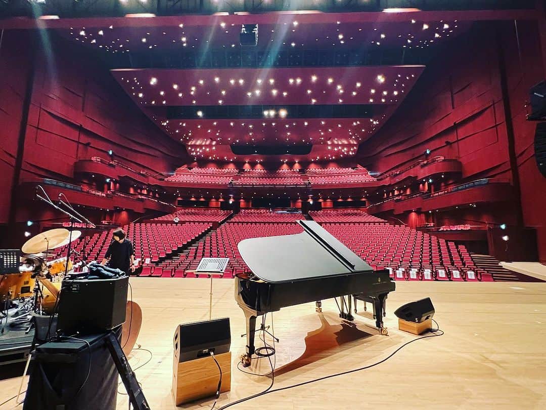 のインスタグラム：「本日13時から高崎芸術劇場大ホールにて演奏いたします✨続けて14時から堀ちえみさんの講演会です✨ぜひお出かけくださいませ✨  その後、18:30より千葉・新鎌ヶ谷MT Milly’sにて 「DolceVita」発売記念ライブ🥰入れ替えありません✨桃井裕範さんds山本裕之さんbトリオです。☎️047-401-6605皆様のご来場をお待ちしております✨ #堀ちえみさん #高崎芸術劇場大劇場  #山中千尋 #高崎 #群馬」