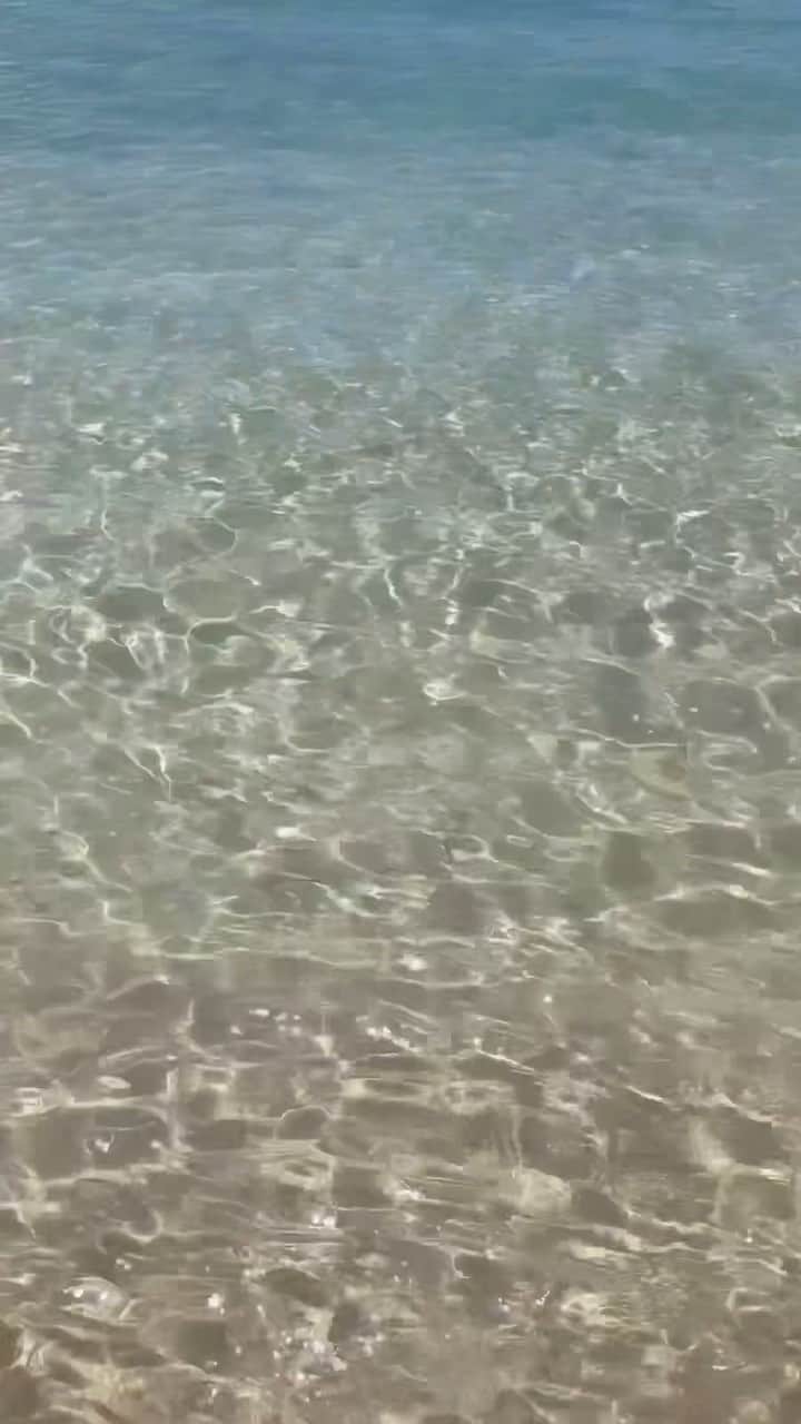 藤川沙弥のインスタグラム：「🌊🏝️ 今年は夏らしいこと沢山できた☀️ 夏の赤ネイルもすき❤️フットもハンドも💋 次は秋ネイルかなあꕀ @menail1201 @menailuraeri  駅近で施術も丁寧で早いの🫶🏻」