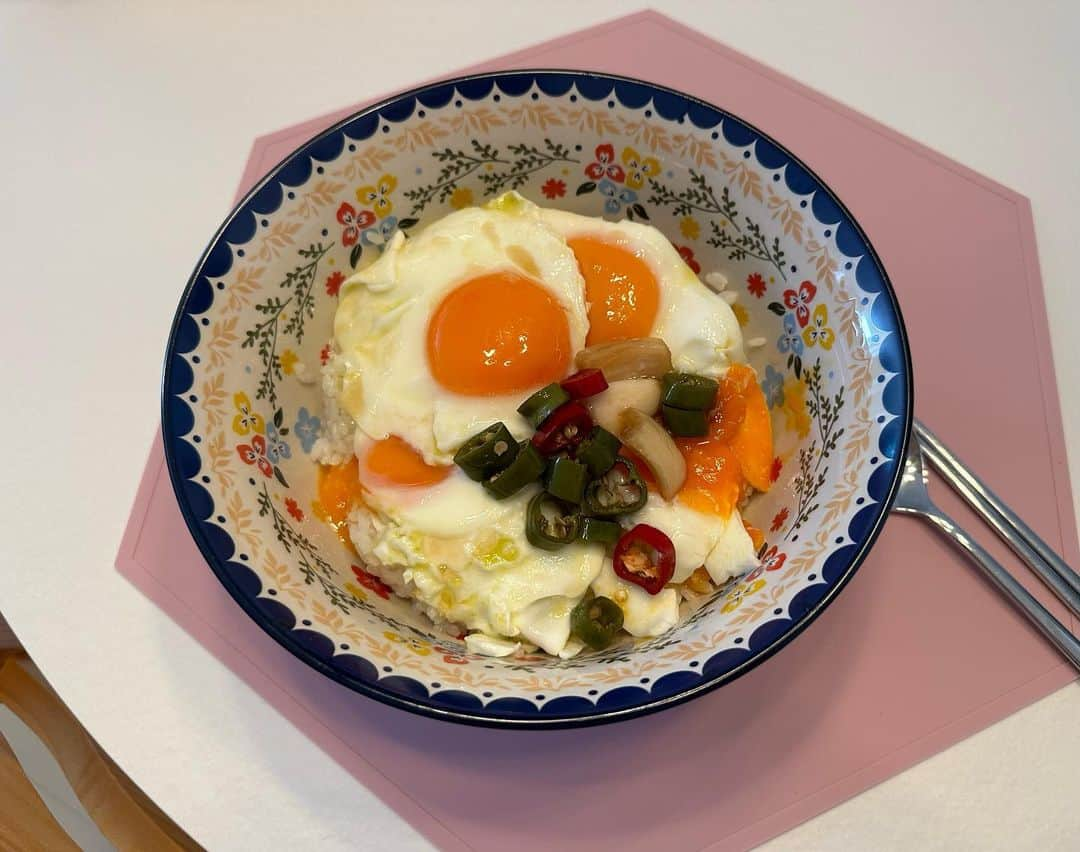 ユン・セアのインスタグラム：「#🍳🍳🍳🍳 #달걀flex #버터달걀간장밥 😋Wow!! 버터 3조각, four 달걀, 청양이랑 양파 절여놓은 간장 솔솔~바로 이맛이다!!🫢 부대찌개랑 퍽퍽퍽퍽 퍼묵~🥄💦 #세아의아침 #완벽한아침 #주말의기쁨 #행복하세아🍀」