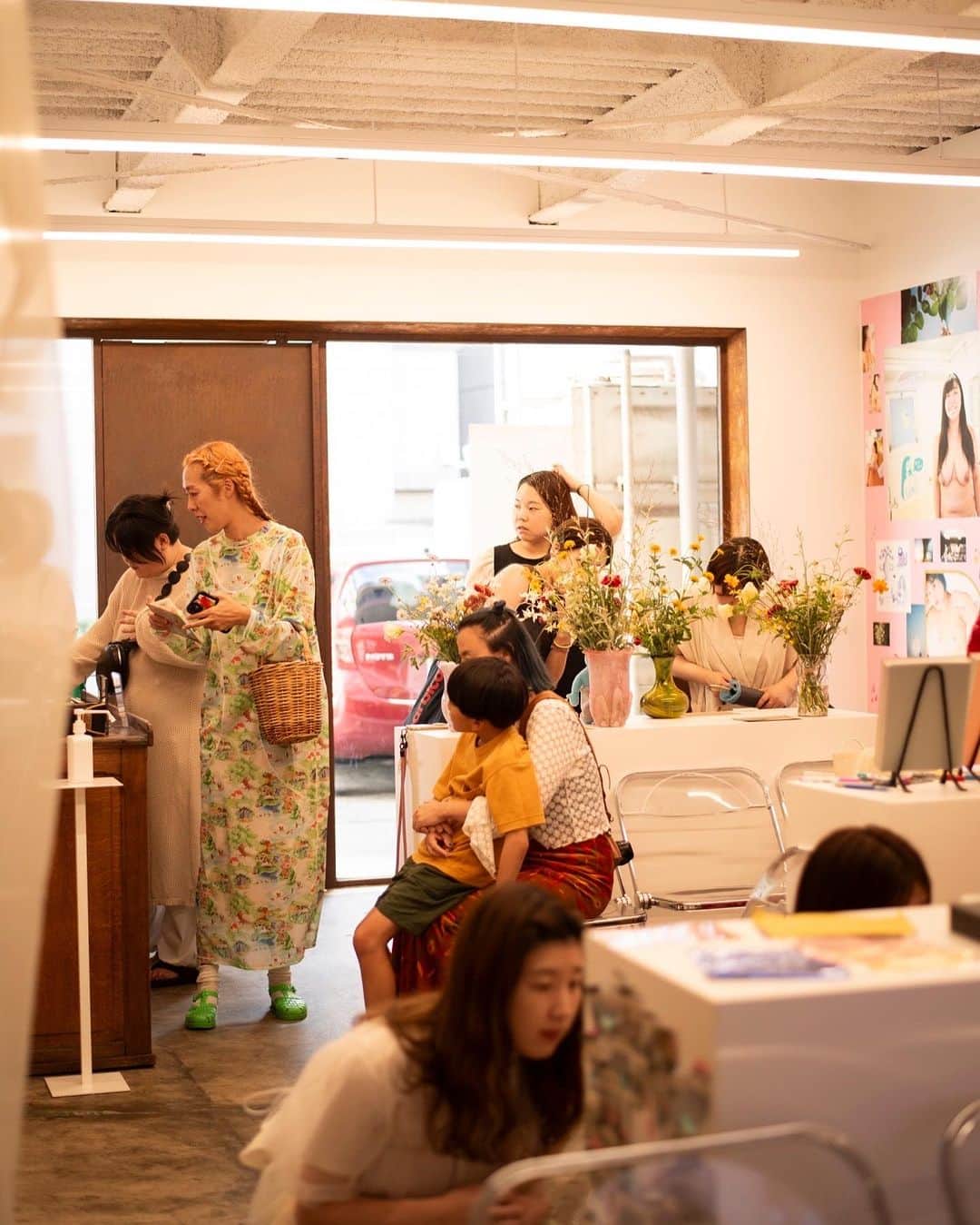 花盛友里のインスタグラム：「『脱いでみた』展 DAY3 この後13時からはっじまるよー！ @shaba_gallery   なんとか雨は降らなそう、、なかんじかな？！ 降らないで、雨。。  昨日もたくさんの方とお話しできて嬉しかったなぁ。 本日も漫画喫茶のようにのんびりとしに来てくださいねー！ 写真集もまだあるよー！ お子様連れの方のためにお絵描きコーナーがあります。ママもゆっくりしてもらえるようにできるだけみんなでお子さんと遊んだりするので、のびのびと見ていってね。  お待ちしております🤍  この写真たちはアシスタントの千尋ちゃんが張り切って撮ってくれたよ、さんきう！  場所：SHABA KAGURAZAKA @shaba_gallery  期間：2023.9.1（fri）-  9.4（mon）  13:00 - 19:00 ＊本会期中は定休日の月曜も営業いたします。  〒162-0818 東京都新宿区築地町8 ワタナベビル 1F TEL. 03 6280 7589 Googleマップに『写場』と入れれば間違いないです。」
