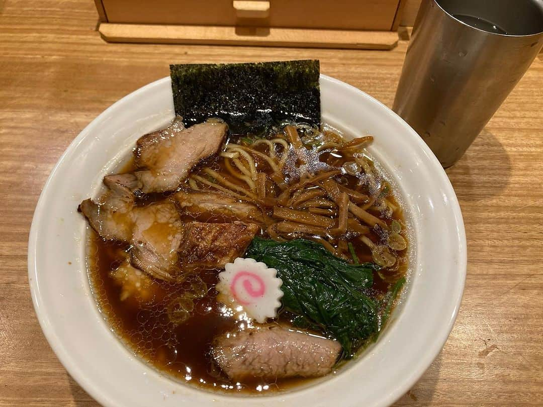 佐伯日菜子のインスタグラム：「この日は珍しく醤油味を食べたんだった #ラーメン #麺 #noodles  #醤油ラーメン  #生姜  #麺スタグラム  #麺スタグラマー」