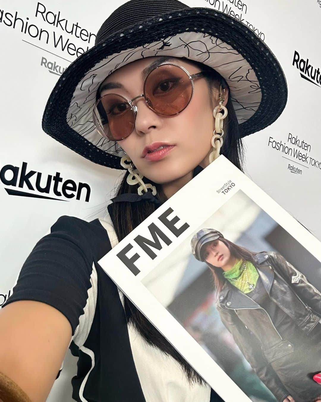 せいなのインスタグラム：「📕FME📕 ( @gieffeffes ) . . 前回のRakuten Fashion Weekの時のスナップ写真がmagazineに✨ . . 韓国のカメラマンさんが撮って下さった写真が🤳✨ まさかのご縁で本も受け取りました☺️❤️✨ ありがとうございます🥺💕✨ . . こうやって、ファッションとの繋がりがあるのも色々なご縁のお陰😌💕本当にありがとうございます✨ 感謝です🥲💕✨ . . 韓国で売ってるみたいなので、 韓国いく事があれば観てみてね🌹✨ . . #コレクション ファッションショー #ファッション #楽天ファッションウィーク #オシャレ #モデル #着物 #日本 #渋谷 #ポートレート #オシャレさんと繋がりたい #model #rakutenfashionweektokyo #tokyo #shibuya #photo #fashion  #fashionweek #colection #onepiece #tokyofashion」