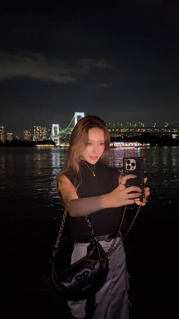 Azuのインスタグラム：「昨日はお台場へ🚙 休日の家族day✨ ジョイポリス久しぶりすぎるー😆 アトラクションにゲームに楽しみました💗  夜景も綺麗で思わずパシャリ📸  #ファッション#コーデ#コーディネート#glamlips#glamlipsshop #グラムリップス#ジョイポリス#お台場#カーゴスカート#秋服コーデ #秋服」