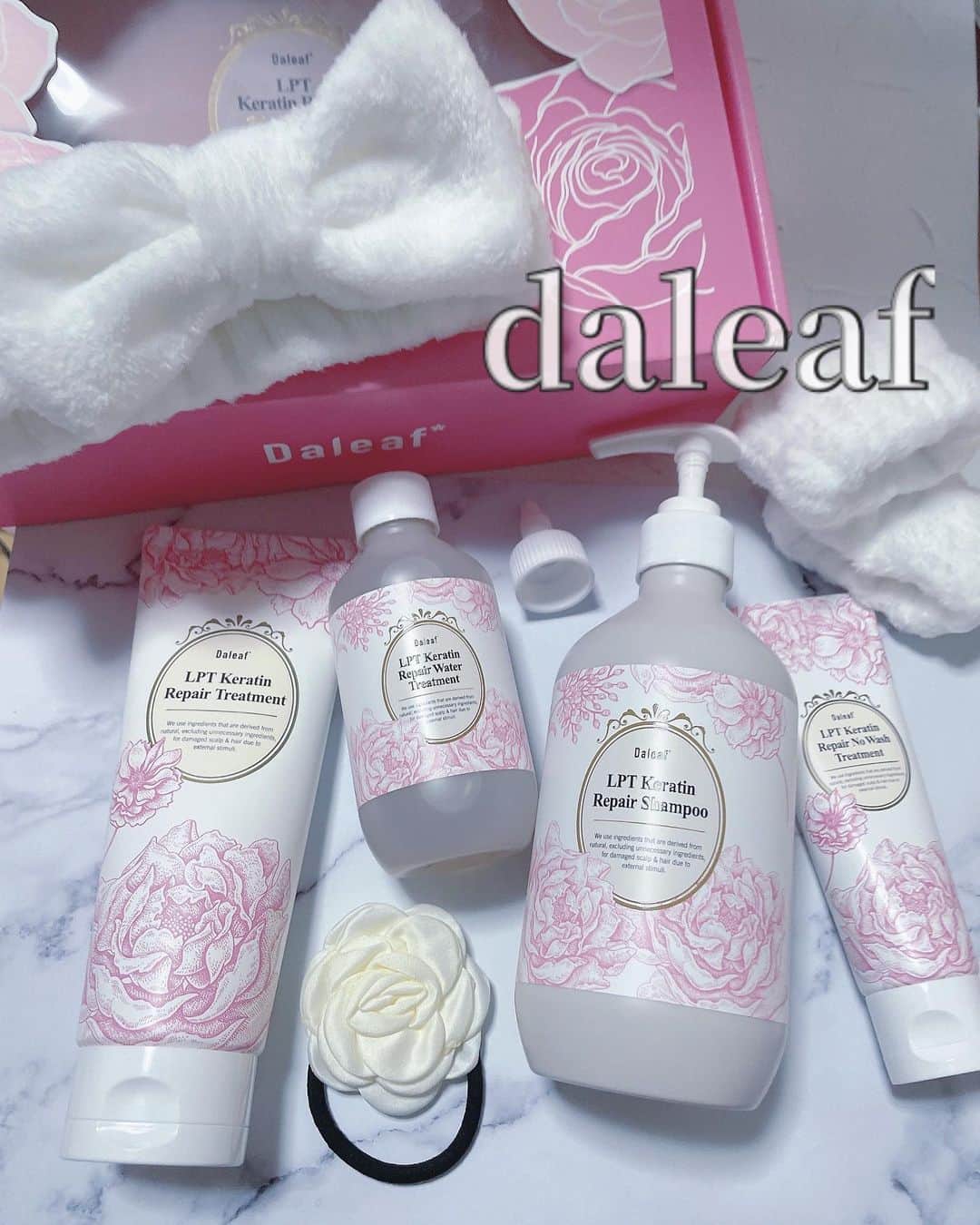 いーちゃんのインスタグラム：「. Daleaf×Qoo10アンバサダー 限定コラボボックス🎁🤍 @daleaf_jp  @qoo10.official  . 韓国の人気ヘアケアブランドdaleafの ローズエディション🥀𓈒𓏸 花柄の可愛いボックスを開けたらまたまた 可愛いパッケージのヘアケアアイテムが☝🏻 ͗ ͗ . 🤍LPTシャンプー 500ml 🤍LPTウォータートリートメン200ml 🤍LPTトリートメント 230ml 🤍LPTノーウォッシュトリートメント 70ml 🤍限定ギフト ヘアバンド/ヘアゴム/リストバンド . LPTシリーズは現品サイズが入っててたっぷり使える❣️ 限定ギフトも可愛くて触り心地よくて嬉しい🫶🏻 daleafのアイテム初めて使ったけどしっかり ダメージケアしてくれて香りも強くなくて 優しいローズ系だからどんな方でも使いやすい✨️ 洗い上がりはしっとりまとまる感じ✌🏻 泡立ちいいシャンプーとウォータートリートメントが特にお気に入り💓 ウォータートリートメントは10~15分置くと ヘアパックとして使えてさらに超ダメージケアになるみたい✌🏻 . - ̗̀📢この内容でメガ割+ショップクーポン適用で 4179円とお得すぎる🫶🏻🤍 9/6 20時からのQoo10 LIVEでお得に 買えるみたいだからチェック✅ まつげ美容液のプレゼントも👀 9/6 ライブ限定先着300名(決済完了の方対象) . 特典盛りだくさんだからこの機会にゲットするのがおすすめ👼 . . #アンバサダーdaleafコラボ #メガ割 #Qoo10 #Daleaf #PR」